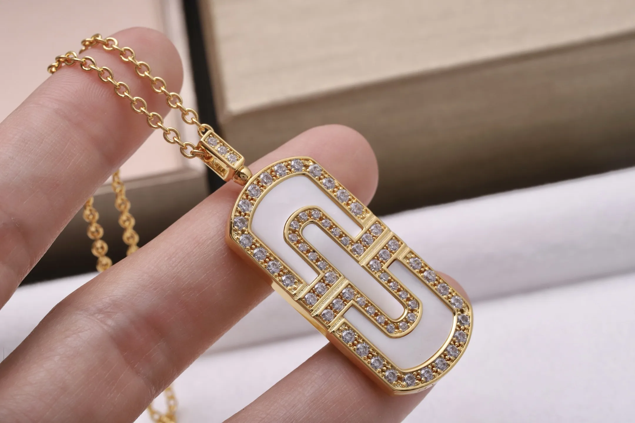 Parentesi Mother-of-Pearl Pendant Necklace (Gold-Plated Brass) D21017148 — view 5