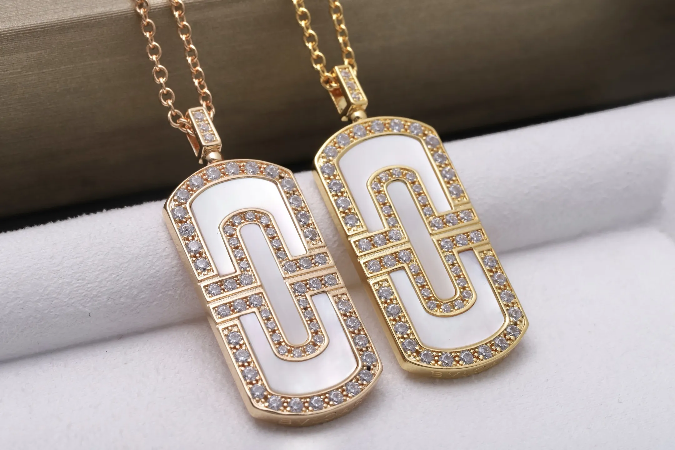 Parentesi Mother-of-Pearl Pendant Necklace (Gold-Plated Brass) D21017148 — view 7