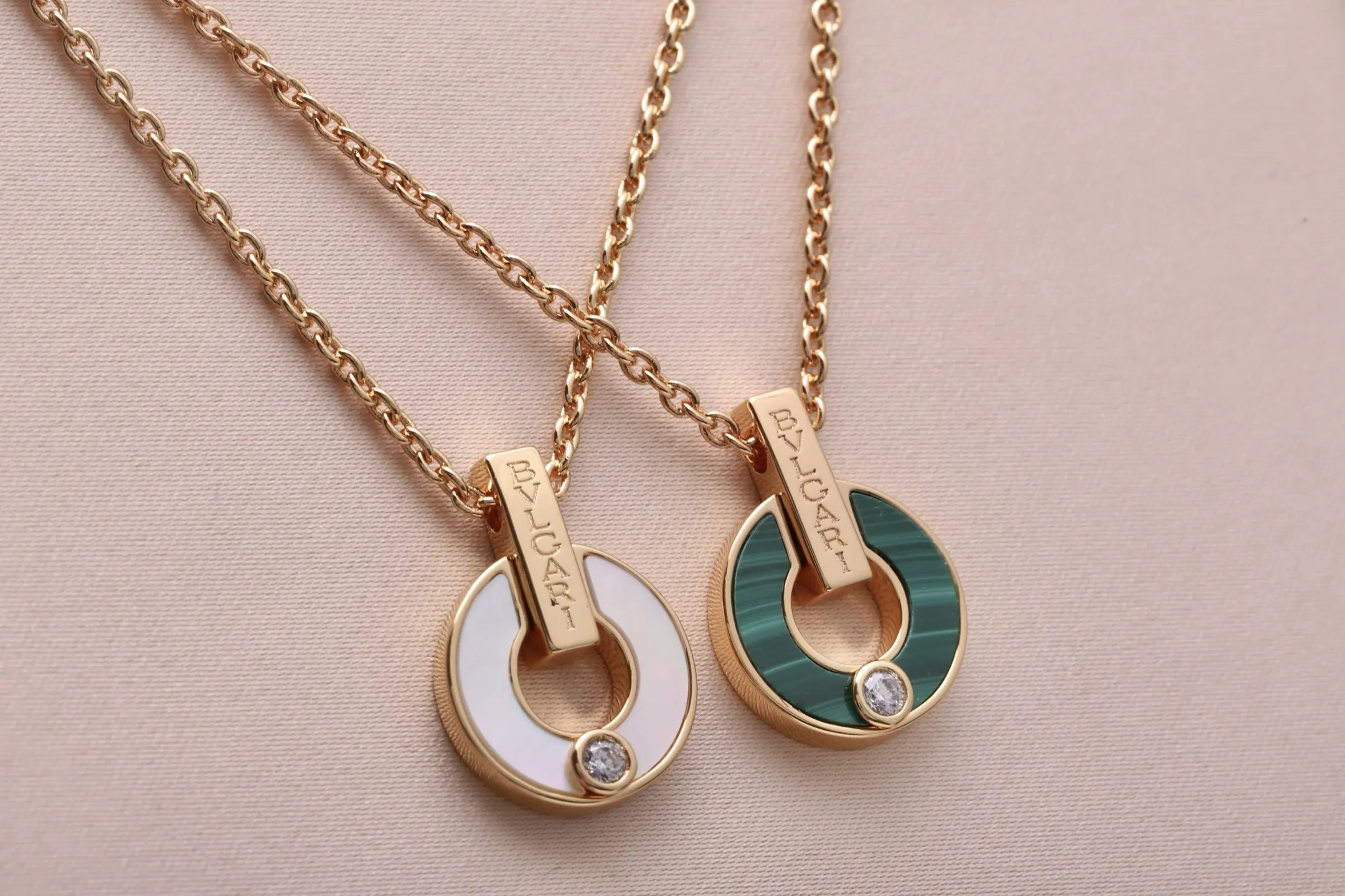 BVLGARI BVLGARI Mother-of-Pearl Pendant Necklace (Gold-Plated Brass) D18516965 — view 3