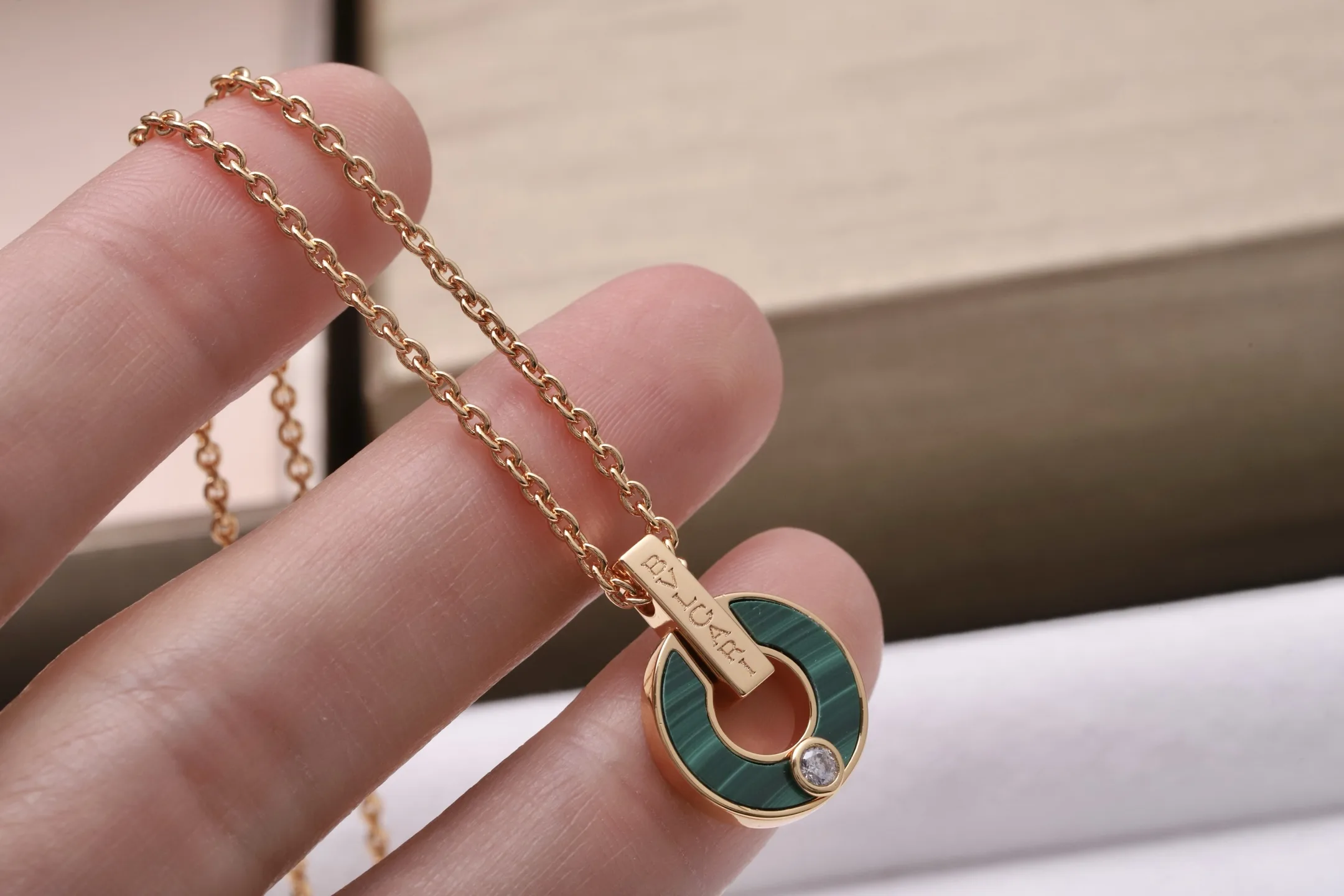 BVLGARI BVLGARI Mother-of-Pearl Pendant Necklace (Gold-Plated Brass) D18516965 — view 4