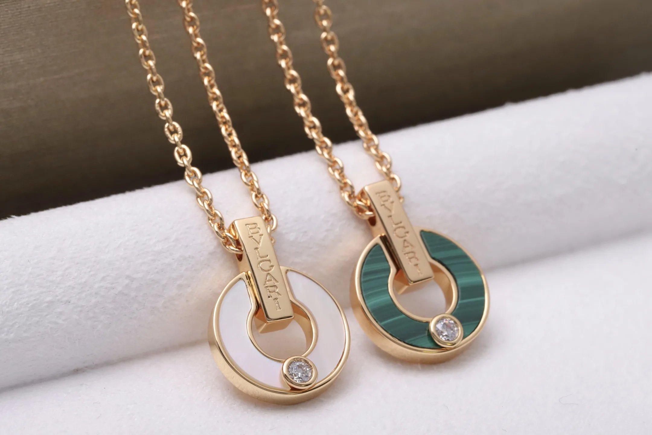 BVLGARI BVLGARI Mother-of-Pearl Pendant Necklace (Gold-Plated Brass) D18516965 — view 7