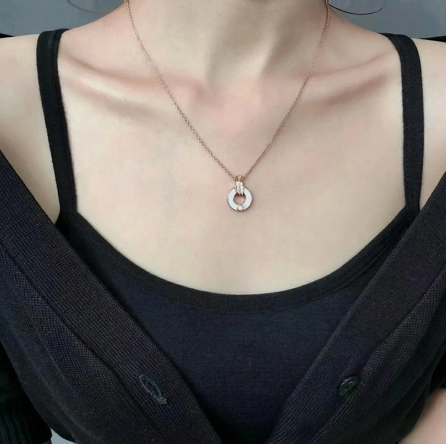 BVLGARI BVLGARI Mother-of-Pearl Pendant Necklace (Gold-Plated Brass) D18516965 — view 9