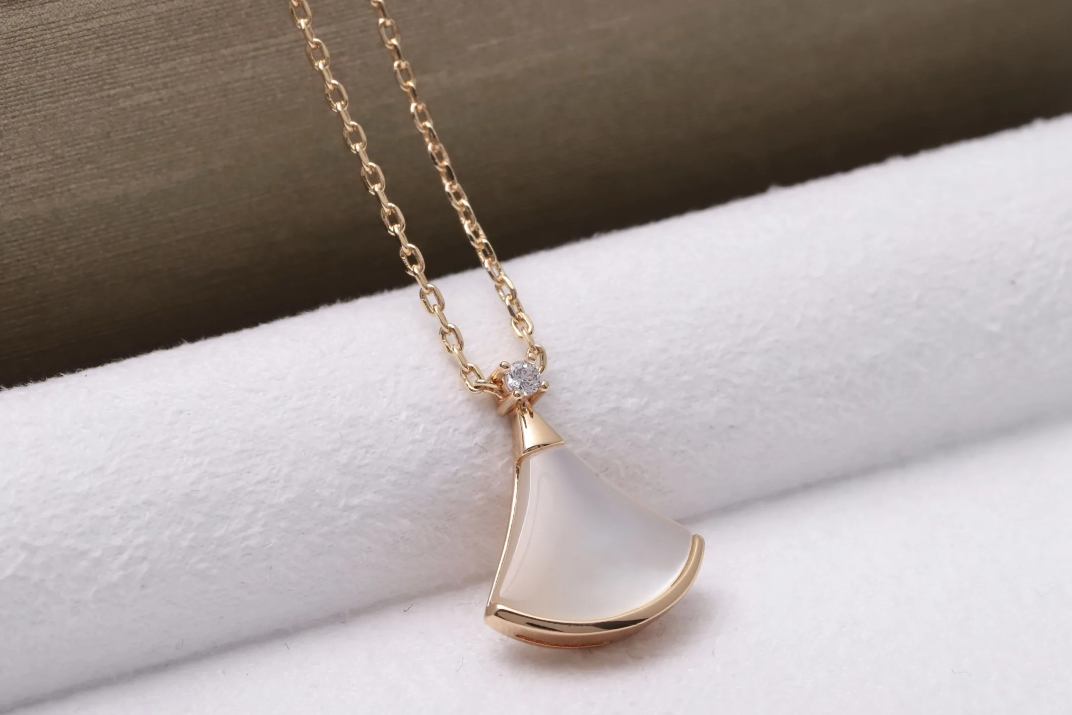 Divas' Dream Mother-of-Pearl Pendant Necklace (Gold-Plated Brass) D13016967 — view 4