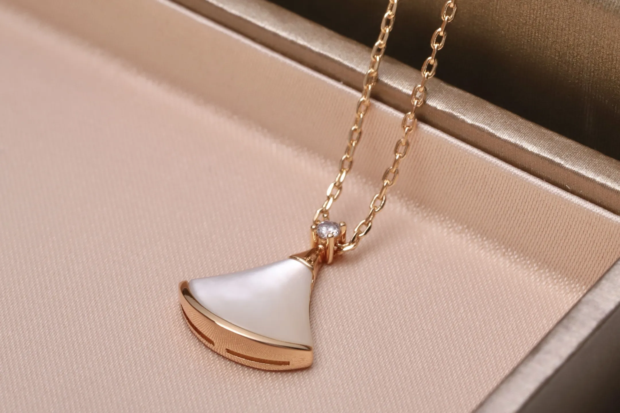 Divas' Dream Mother-of-Pearl Pendant Necklace (Gold-Plated Brass) D13016967 — view 9