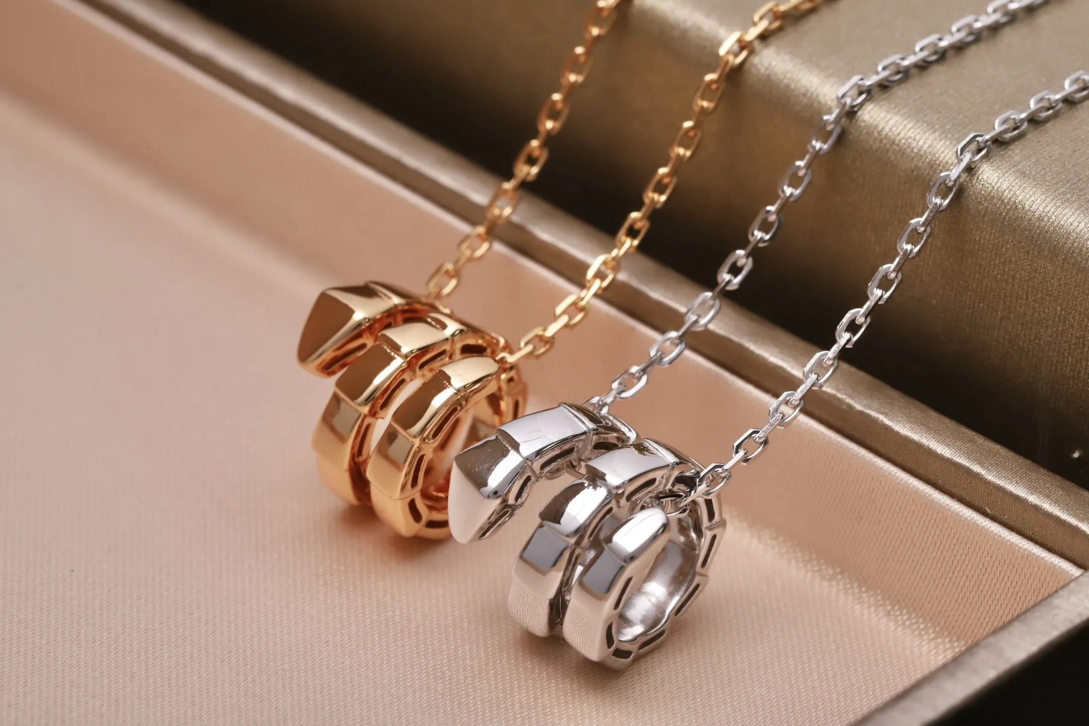 Serpenti Viper Pendant Necklace (Sterling Silver) D24517140 — view 6