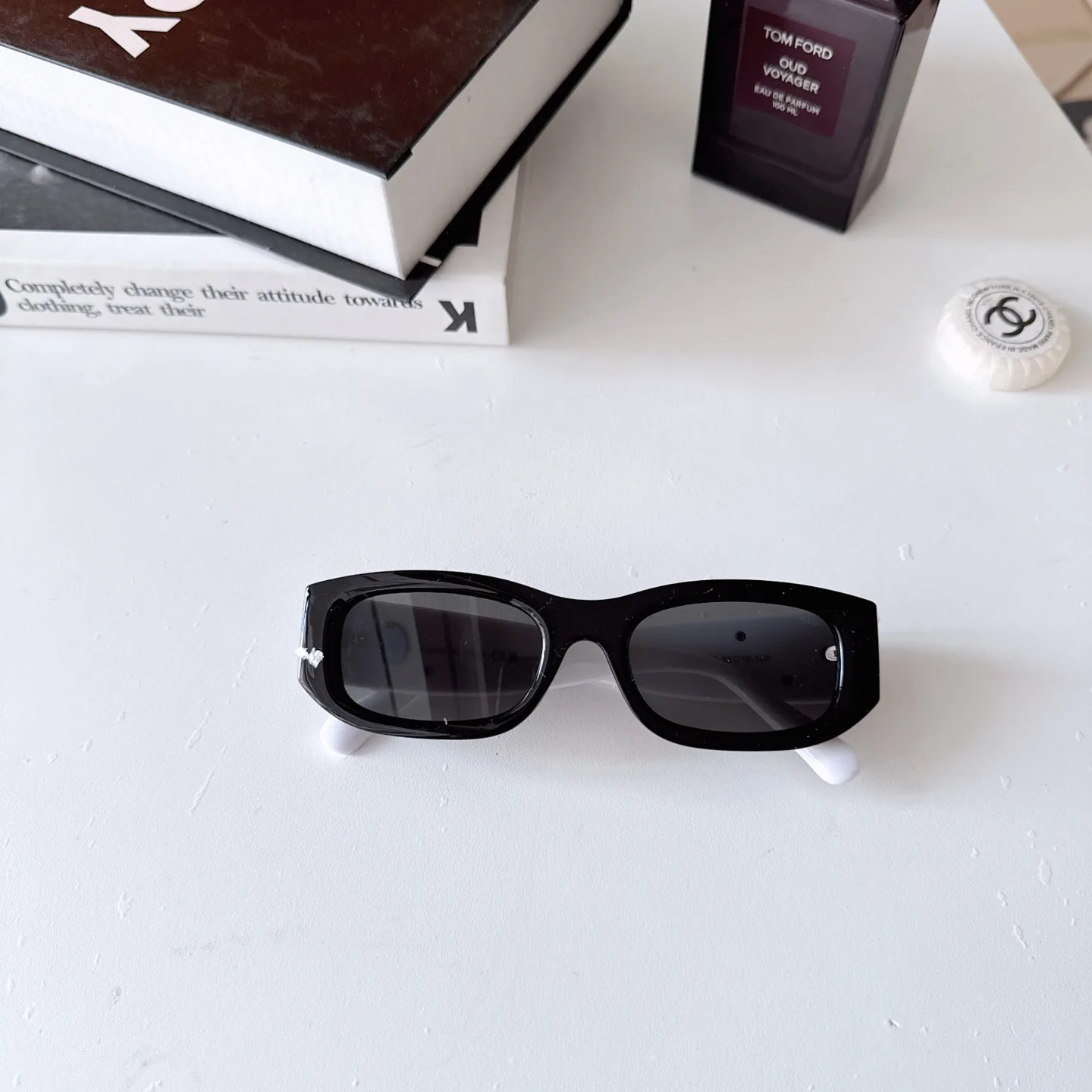 Chanel Logo Detail Sunglasses D20018578