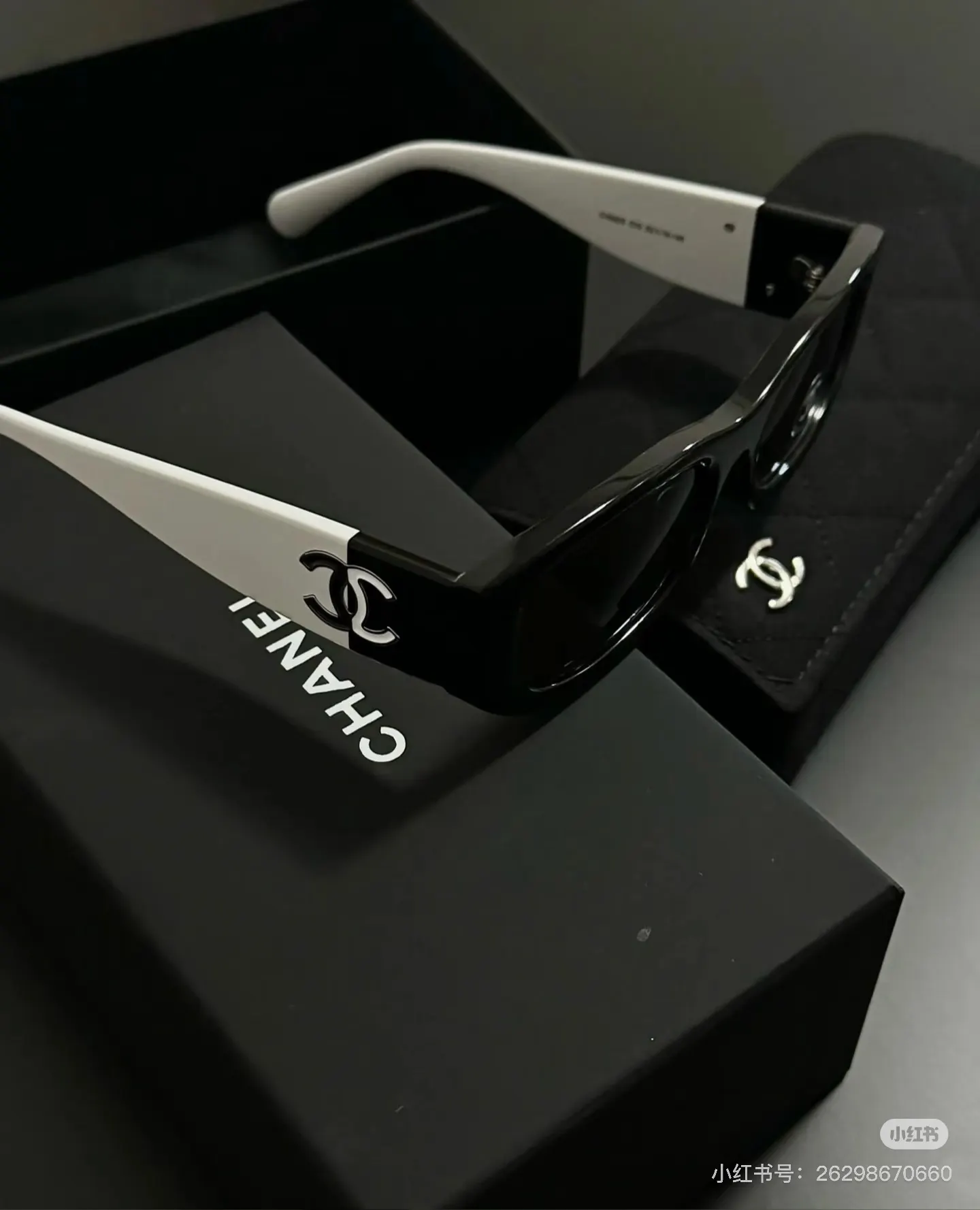 Chanel Logo Detail Sunglasses D20018578 — view 2