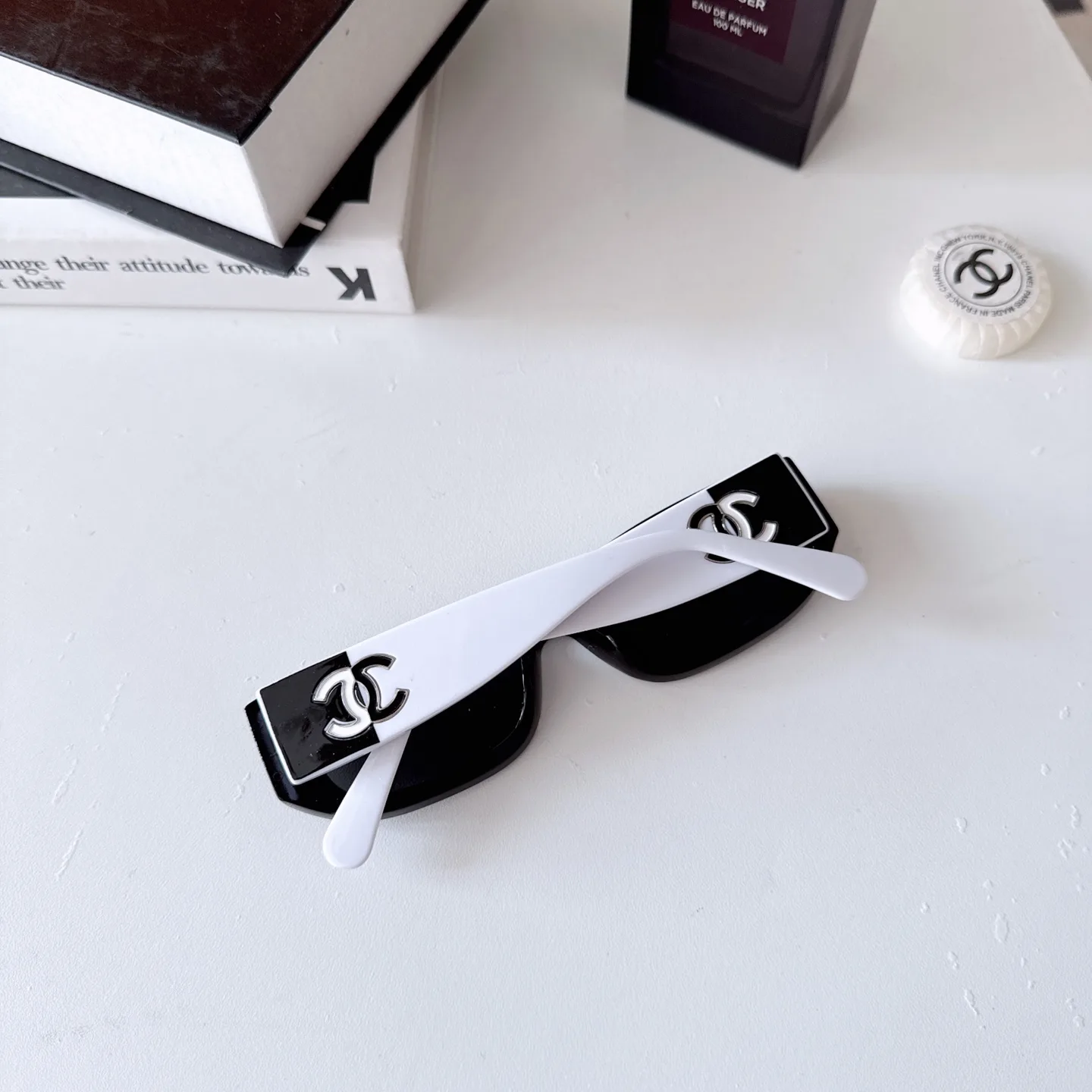 Chanel Logo Detail Sunglasses D20018578 — view 3