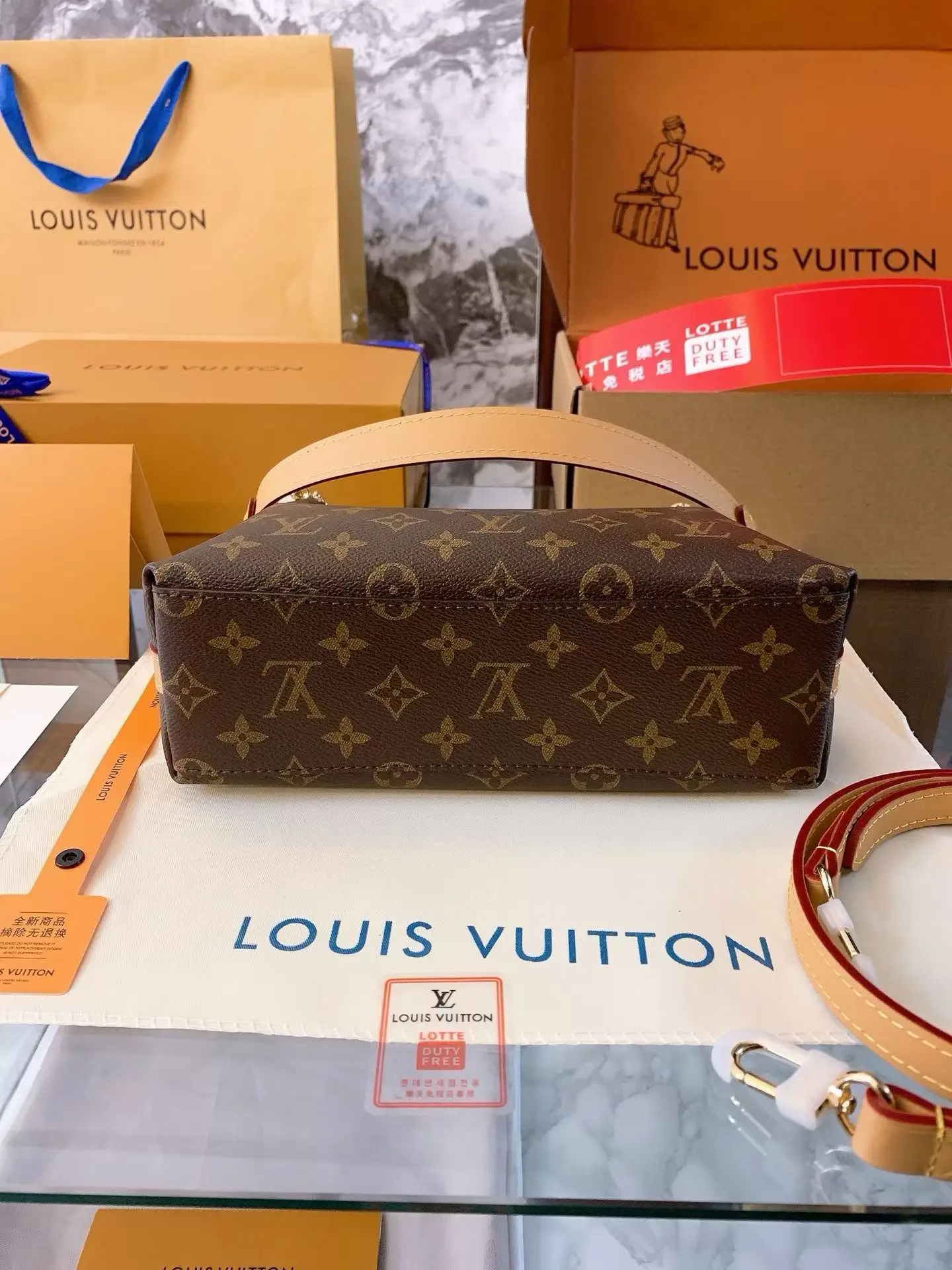 LV Monogram Hobo Shoulder Bag D32518277 — view 6