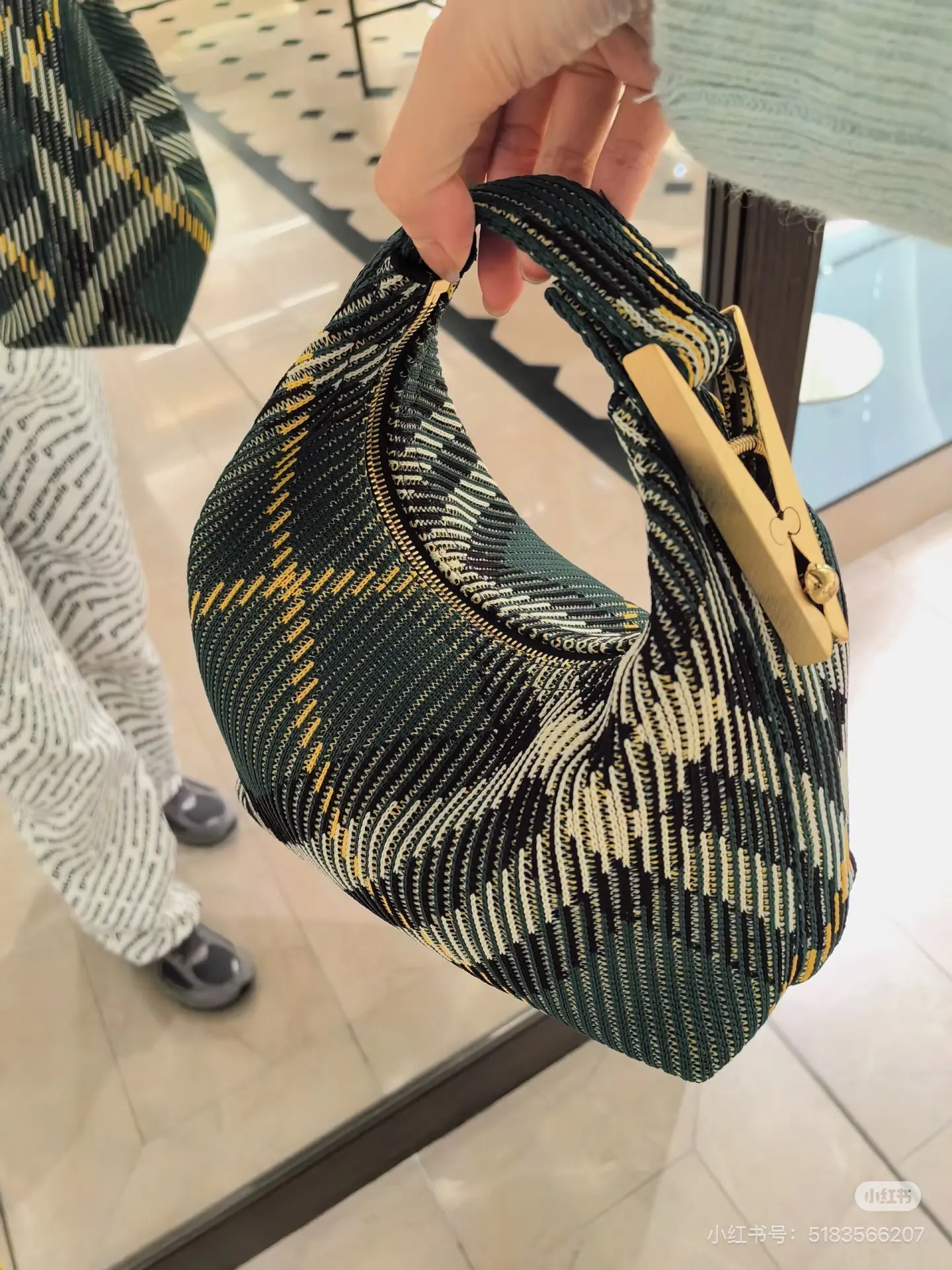 Plaid Top-Handle Lunchbox Bag D37018516 — view 4
