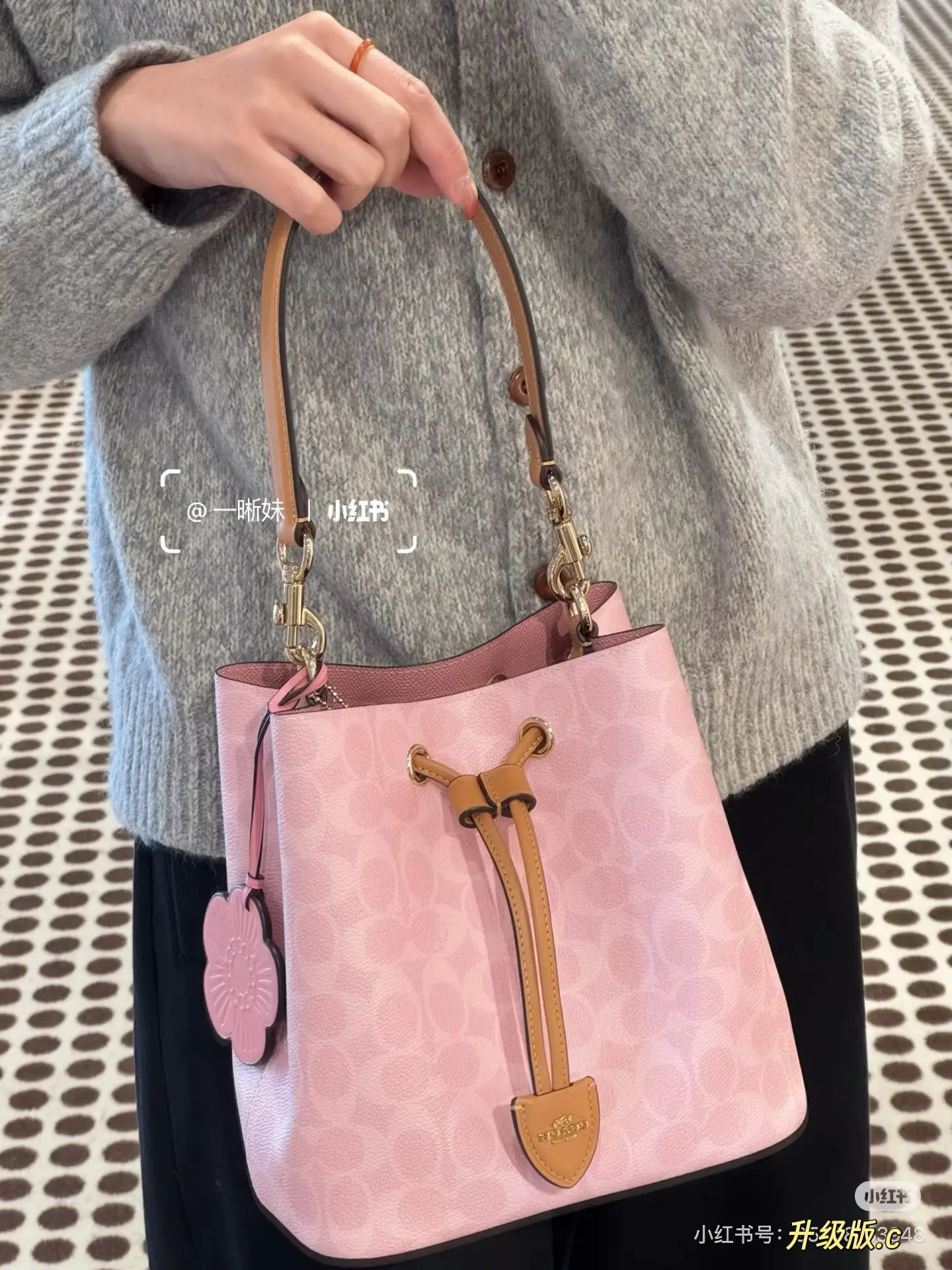 Coach Signature Canvas Bucket Bag D35518407 — view 4