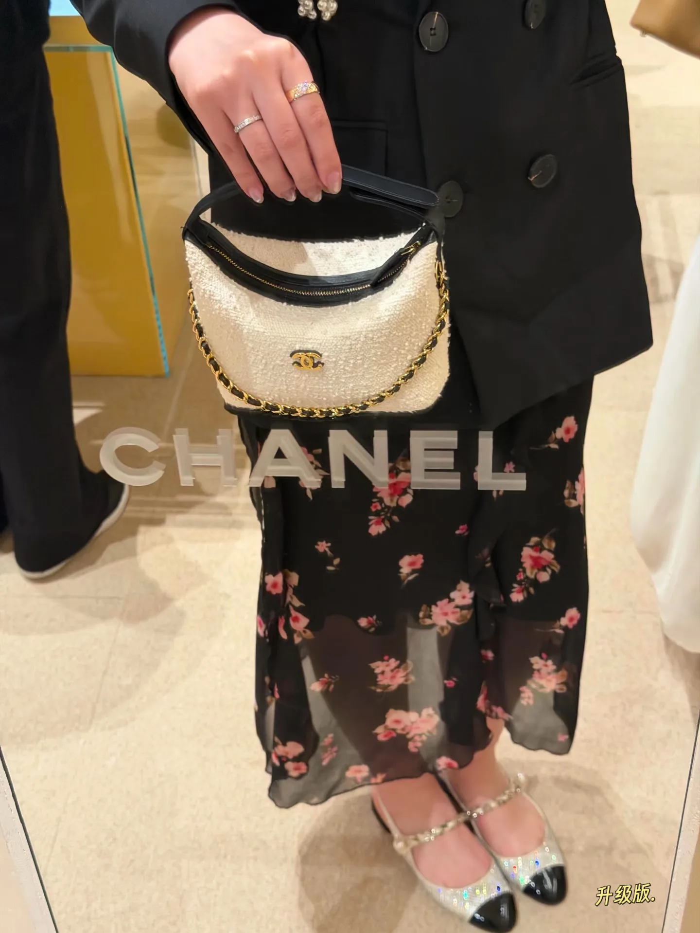 Chanel Tweed Shoulder Bag D30018428 — view 4