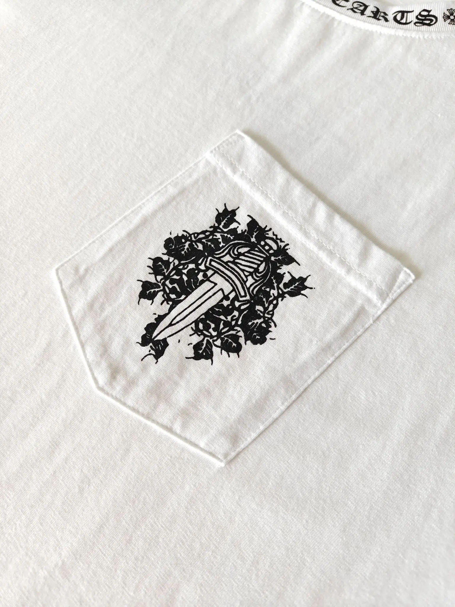 Vine Dagger Logo Pocket T-Shirt D16014263 — view 4