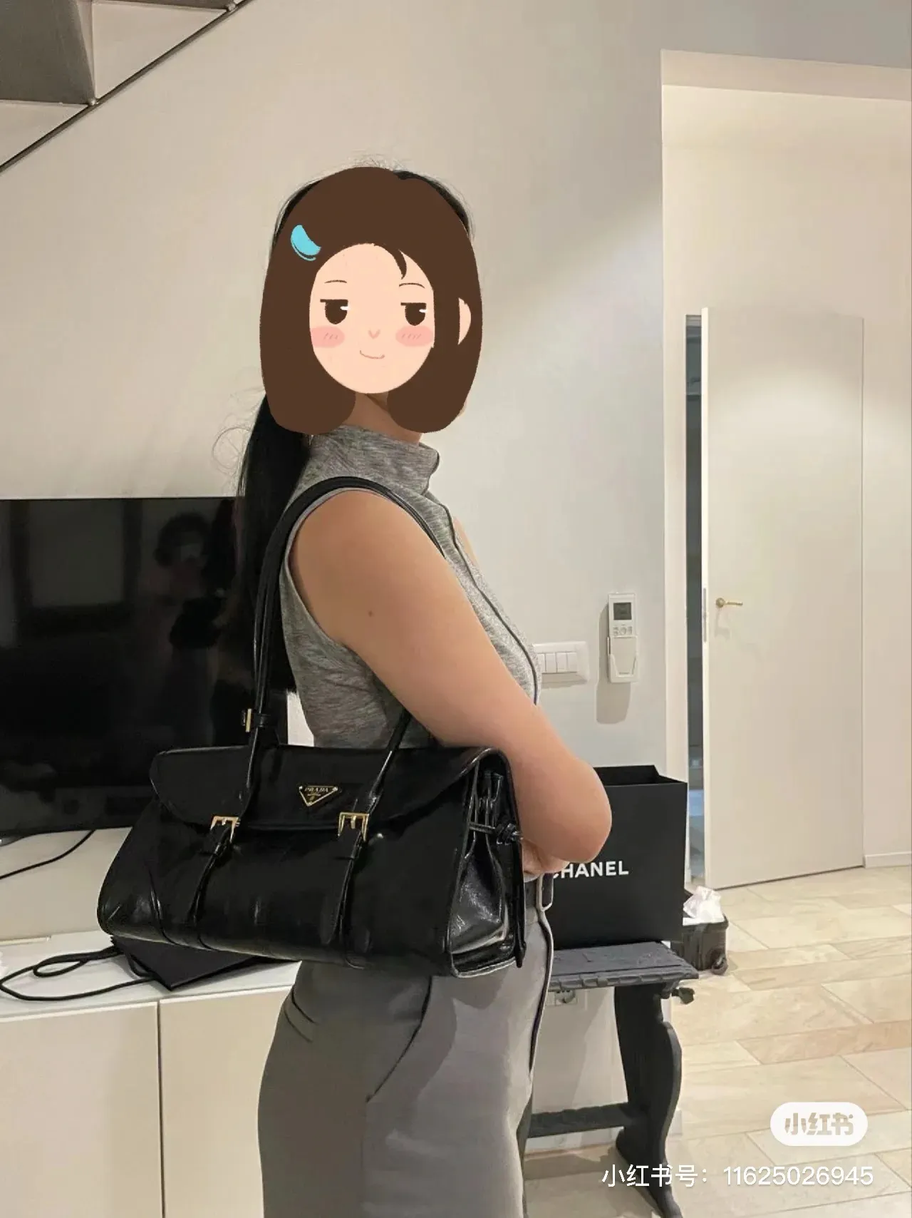 Soft Lux Leather Shoulder Bag D30018186