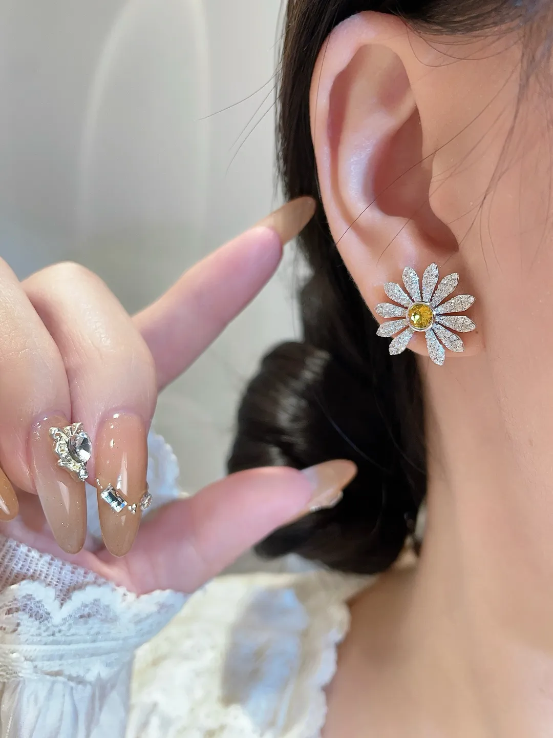 Jacob & Co. x PEACEMINUSONE Daisy Stud Earrings D26017031 — view 10