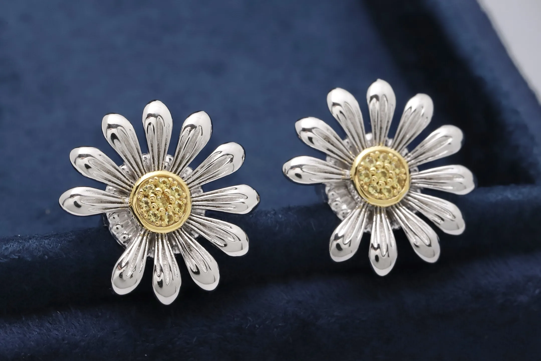 Daisy Flower Stud Earrings in Sterling Silver D26017029 — view 3