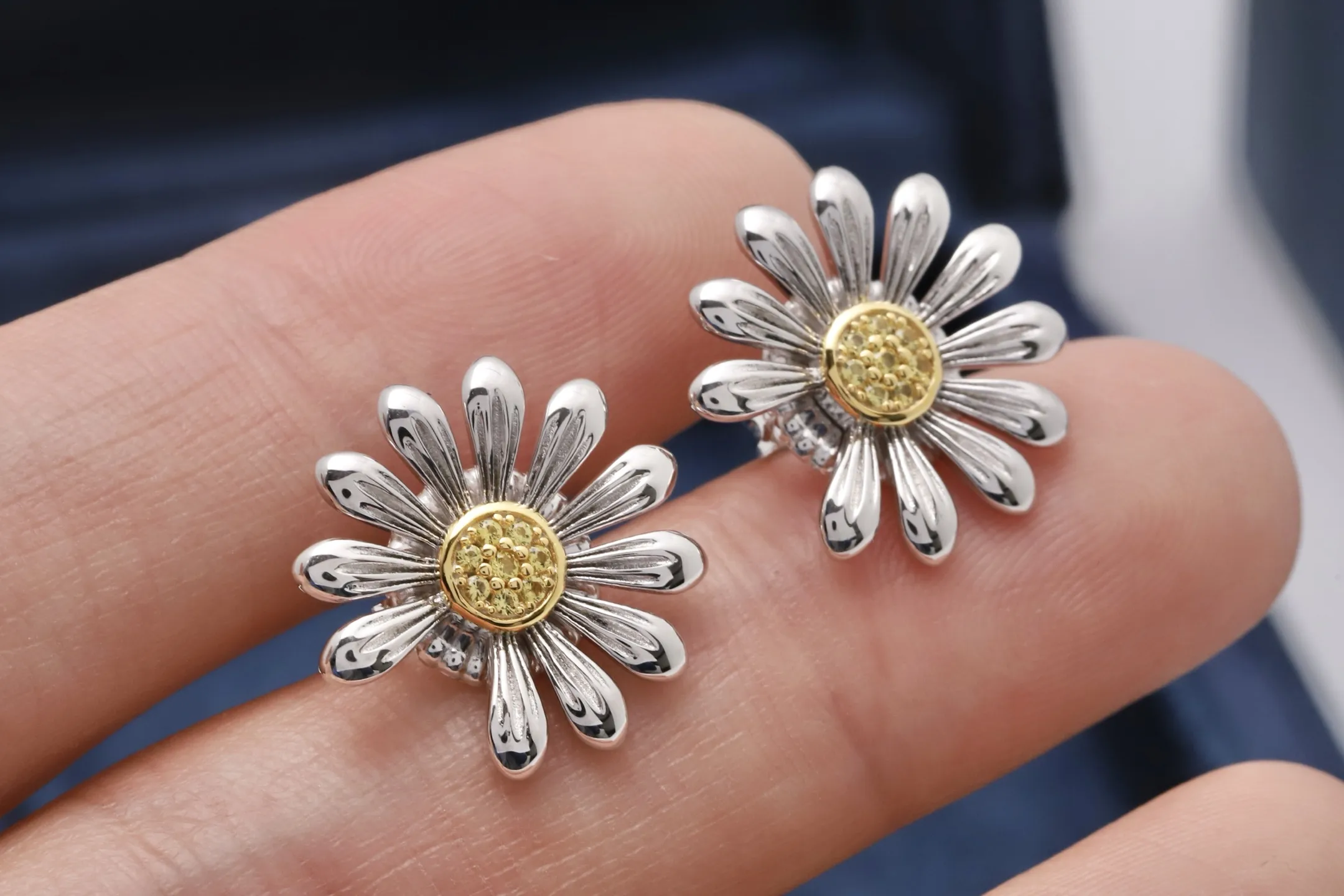 Daisy Flower Stud Earrings in Sterling Silver D26017029 — view 5