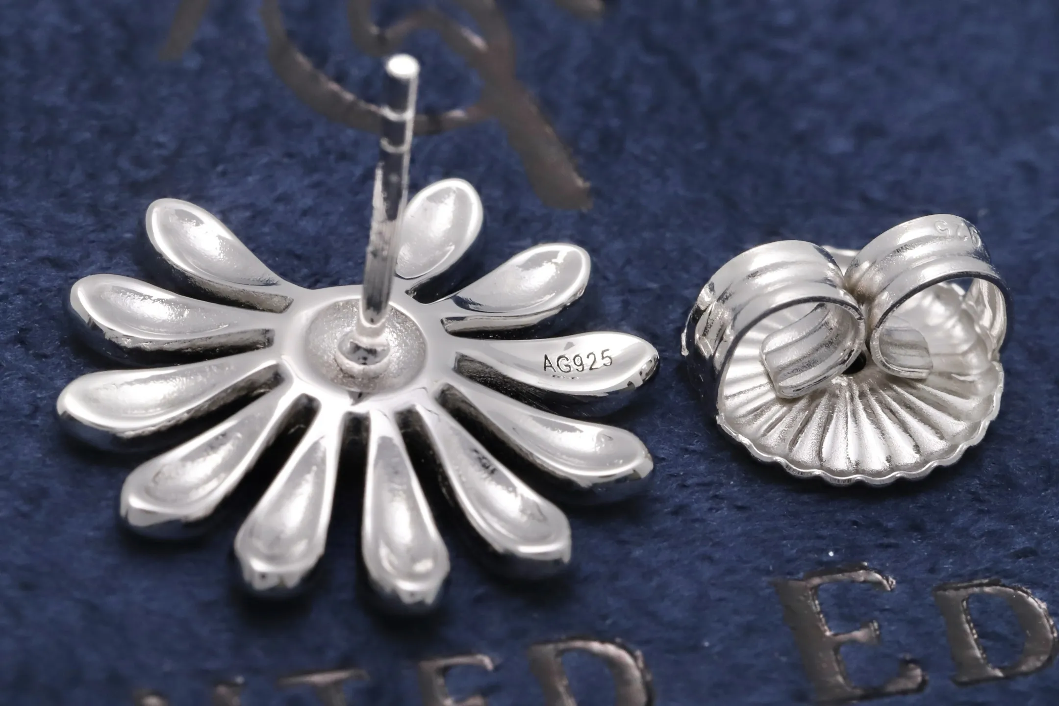 Daisy Flower Stud Earrings in Sterling Silver D26017029 — view 6