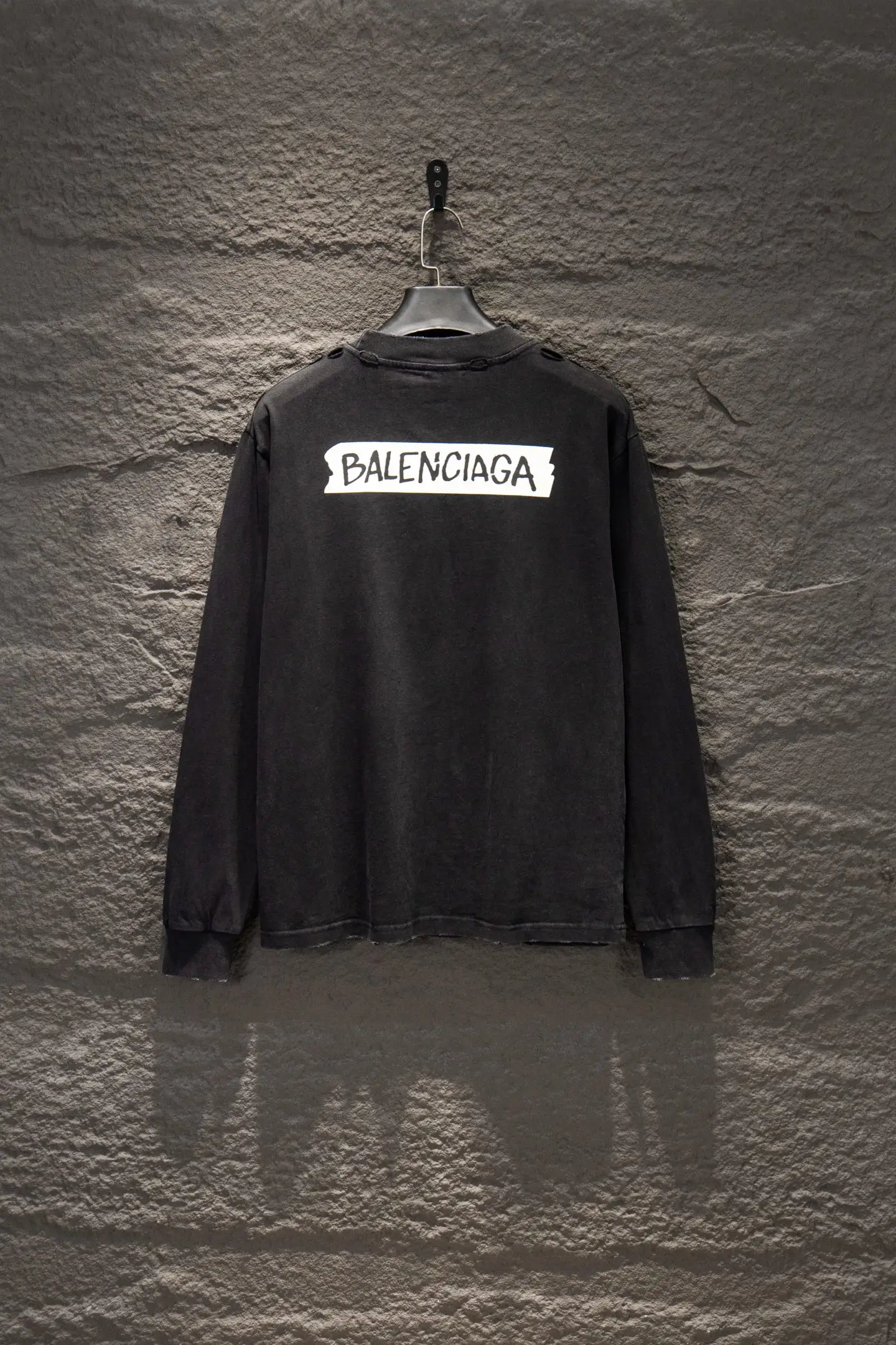 Oversized Distressed Tape Logo Long-Sleeve T-Shirt D14922916 — view 2