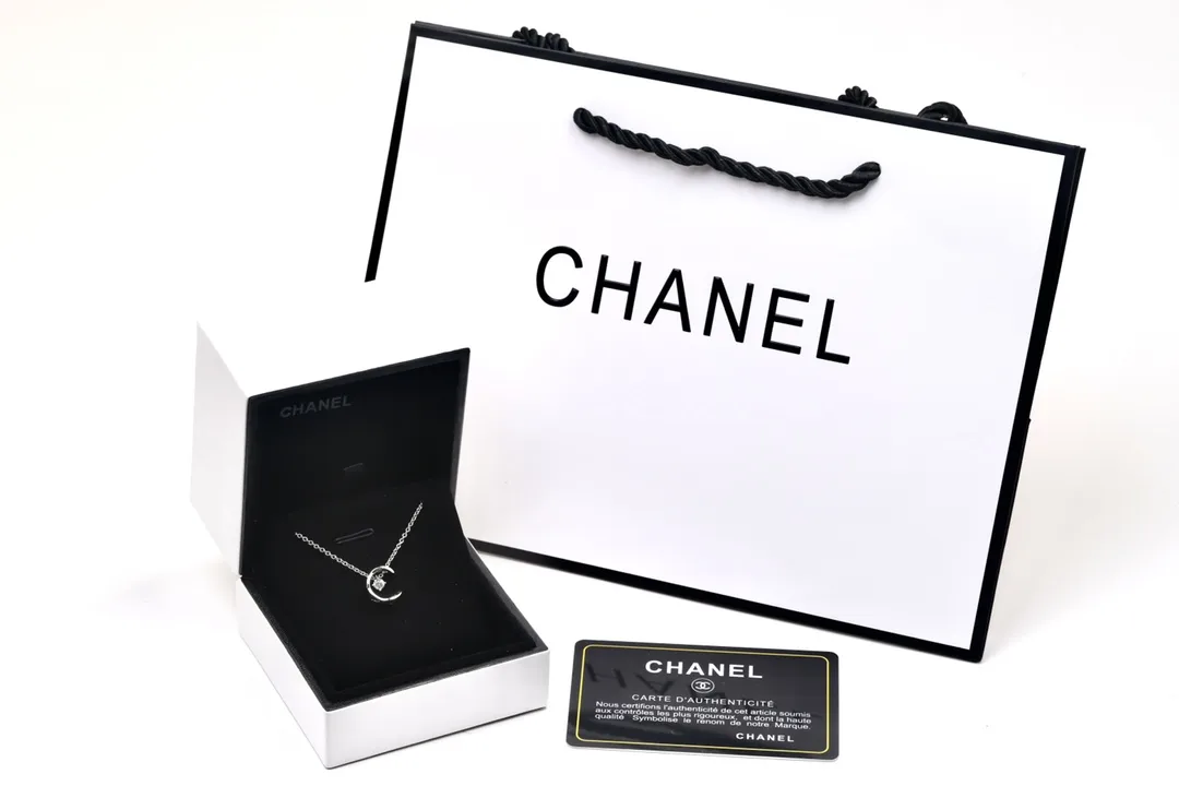 Quilted Crescent Moon Pendant Necklace D11016654 — view 8