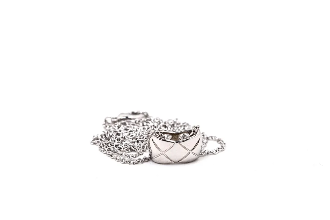 Quilted Motif Pendant Necklace with Crystals D10517299