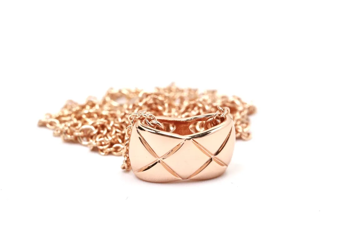 Quilted Motif Pendant Necklace D10517297