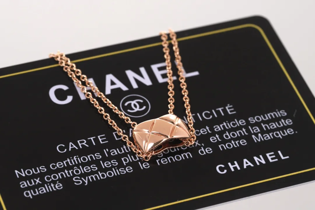 Quilted Motif Pendant Necklace D10517297 — view 3