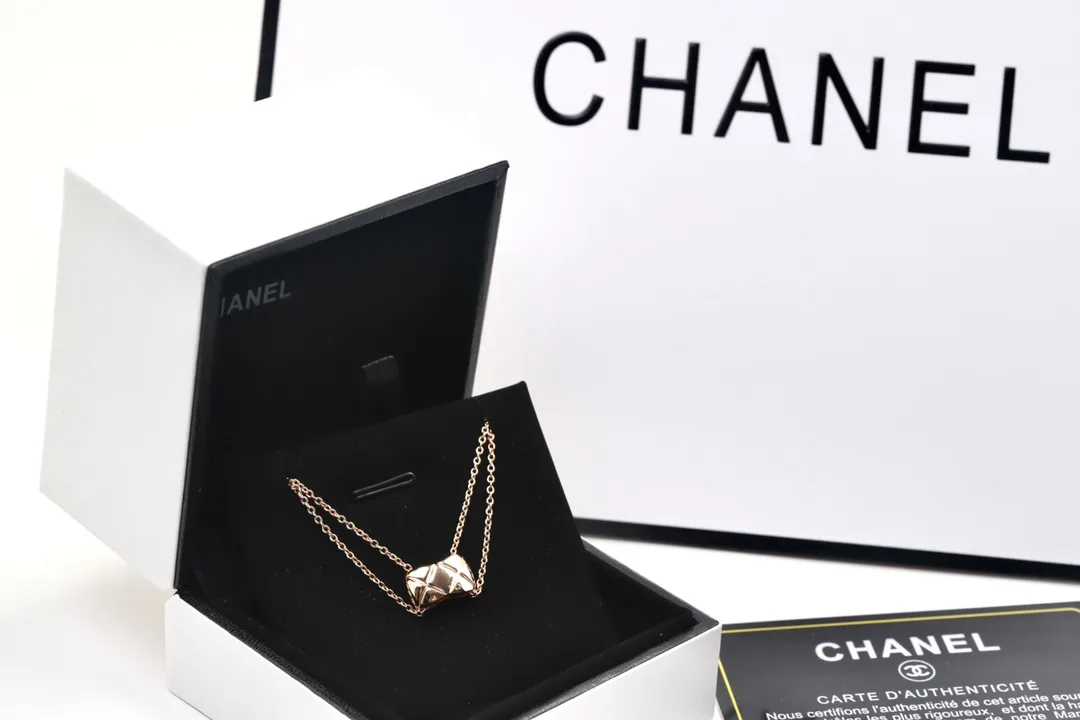 Quilted Motif Pendant Necklace D10517297 — view 7