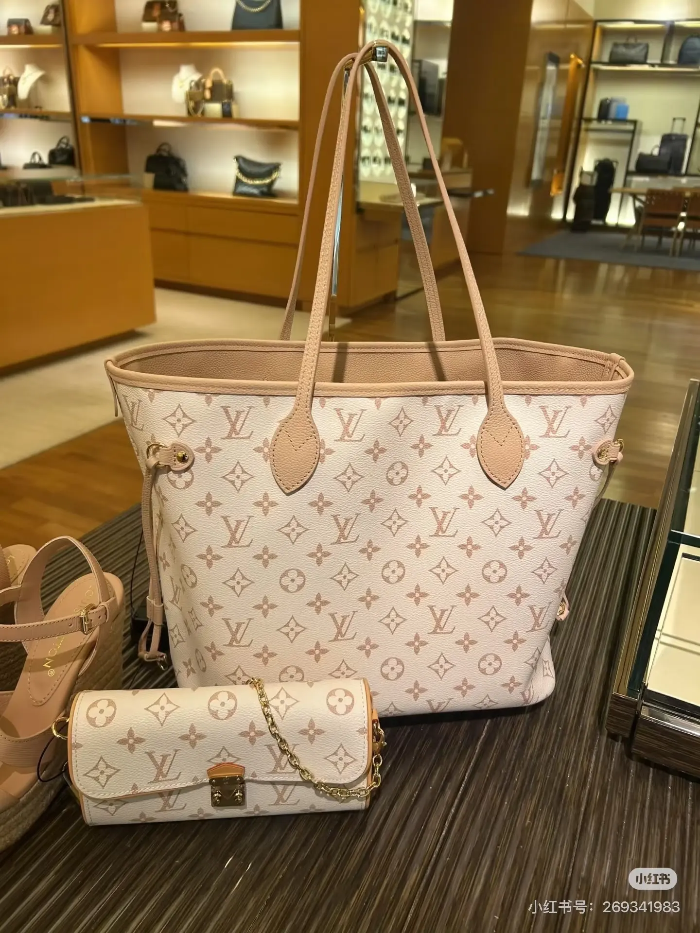 Neverfull Monogram Reversible Tote Bag D37018043 — view 4