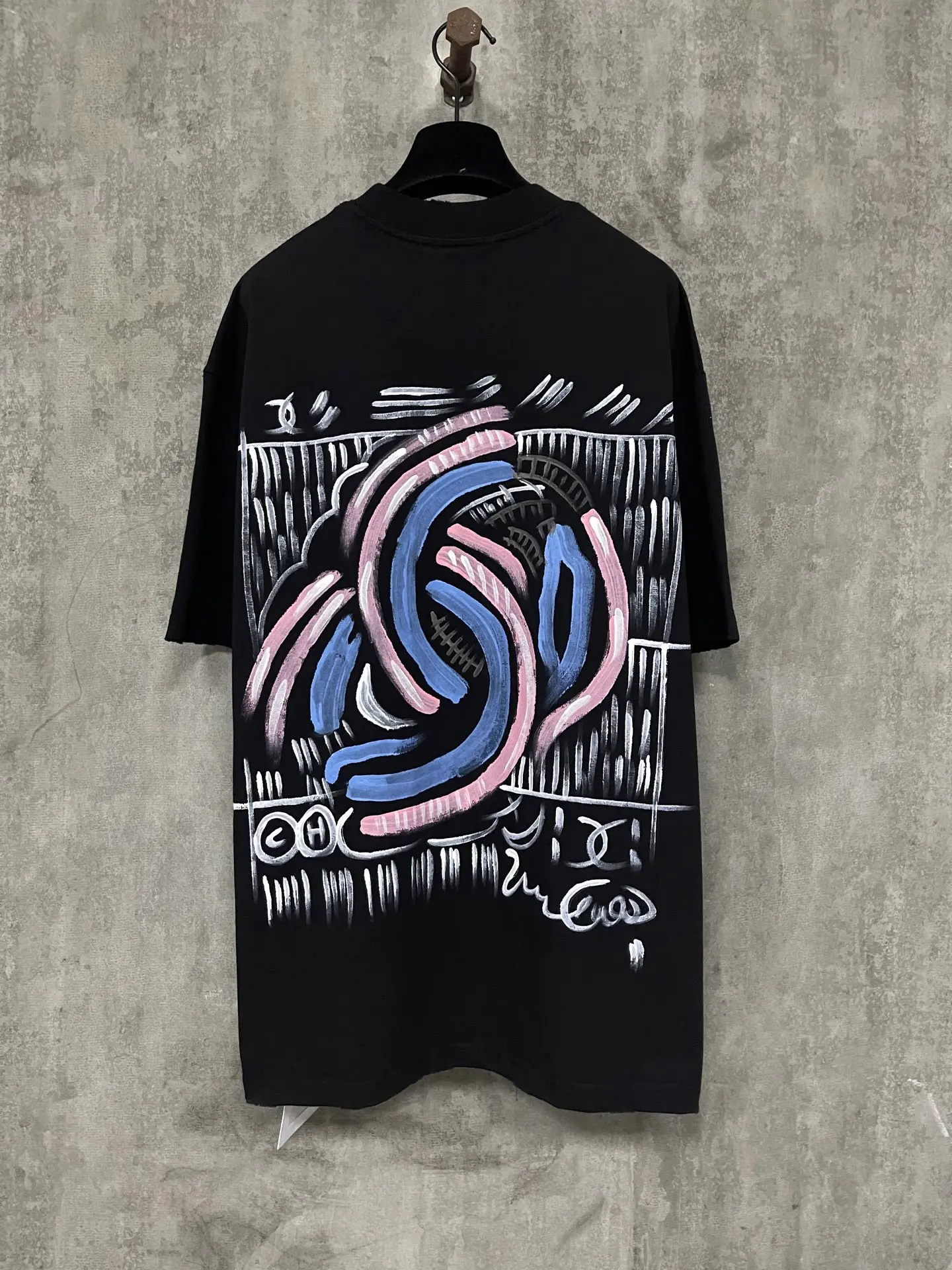 Hand-Painted Graffiti Logo Cotton T-Shirt D17011937 — view 2