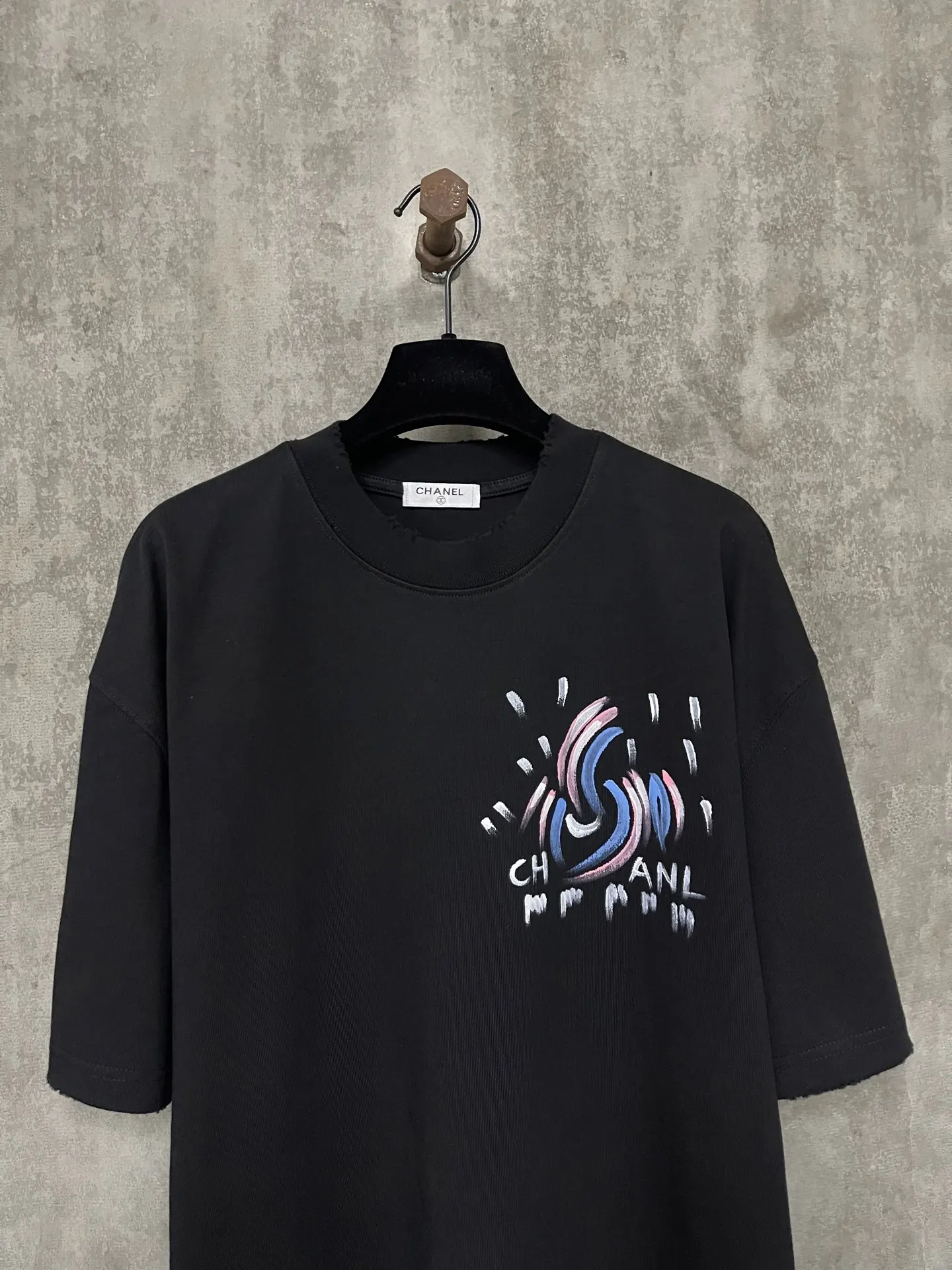 Hand-Painted Graffiti Logo Cotton T-Shirt D17011937 — view 3