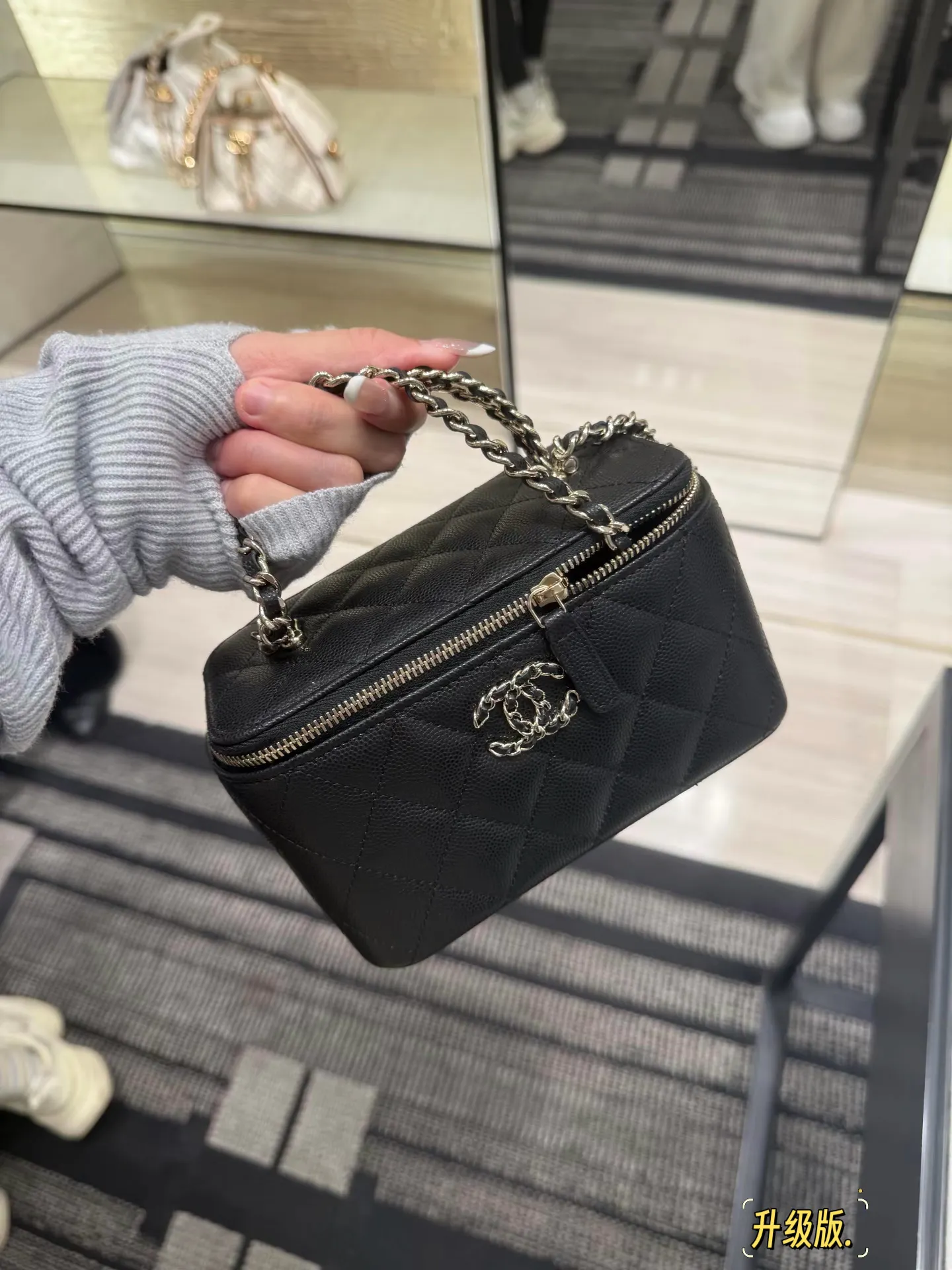 Quilted Leather Box Bag D28518153 — view 2