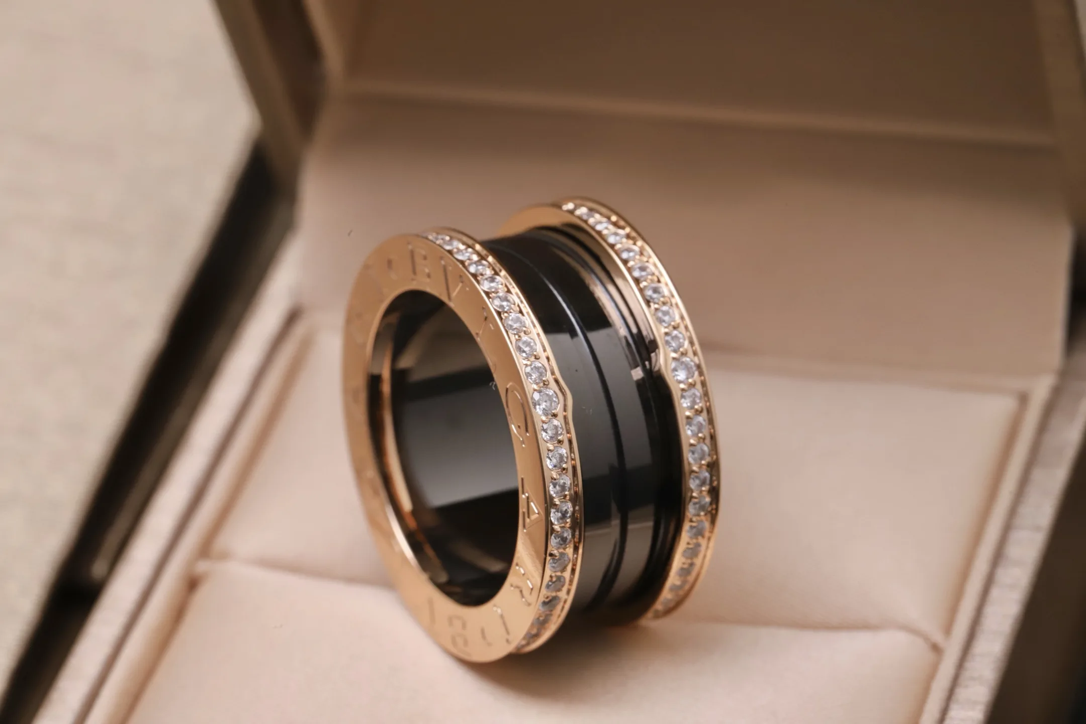 B.zero1 Rock Three-Band Ring in Black Ceramic (Gold-Plated Brass) D17017665 — view 3