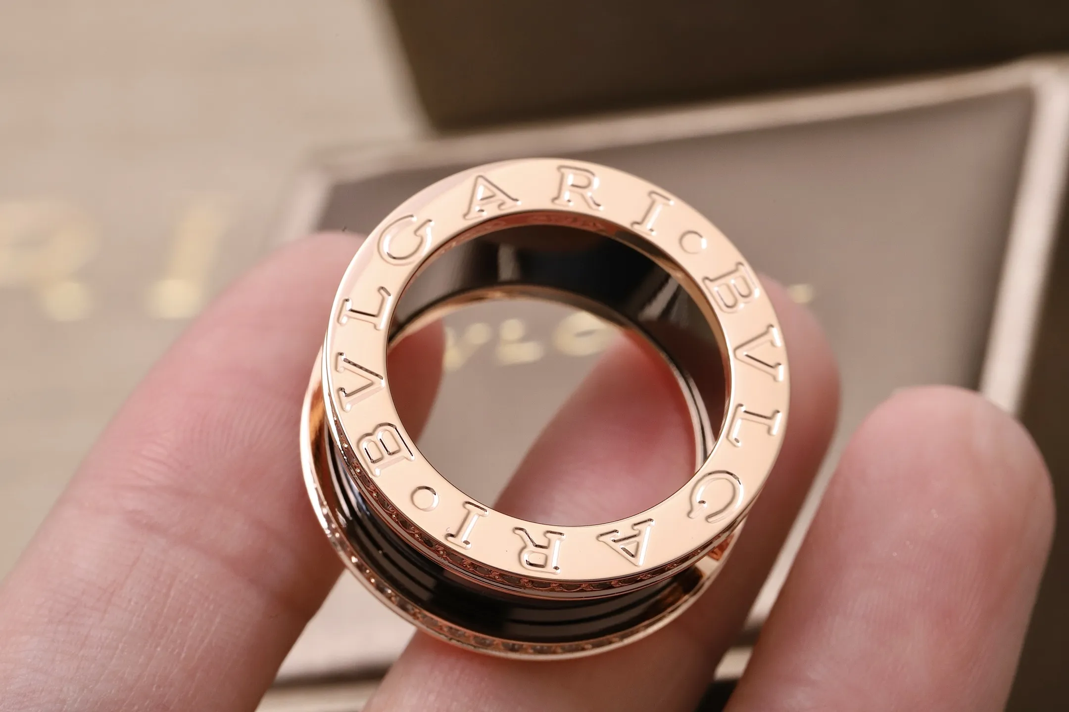 B.zero1 Rock Three-Band Ring in Black Ceramic (Gold-Plated Brass) D17017665 — view 5