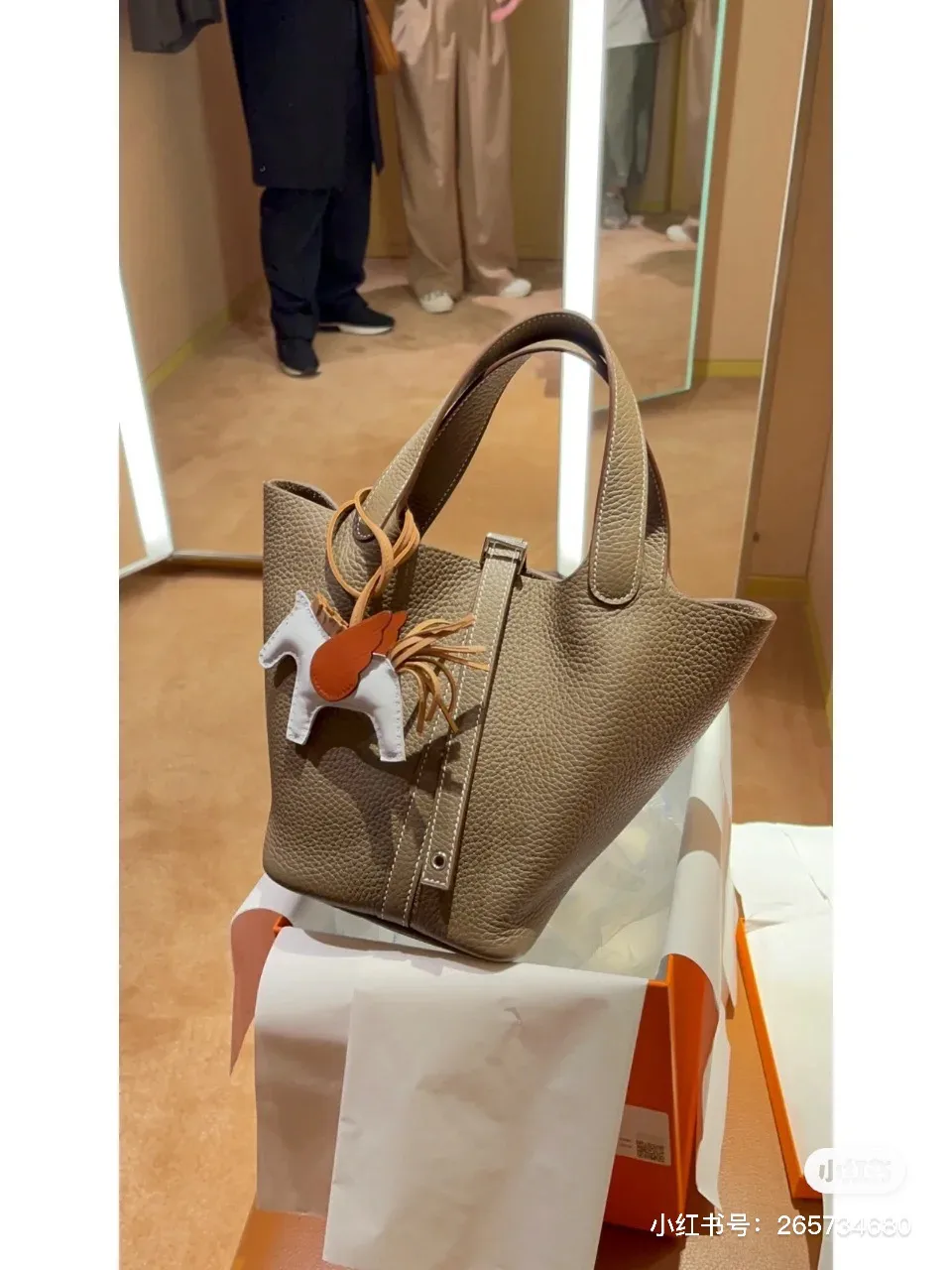 Picotin Lock 18 Tote Bag D38518270 — view 2