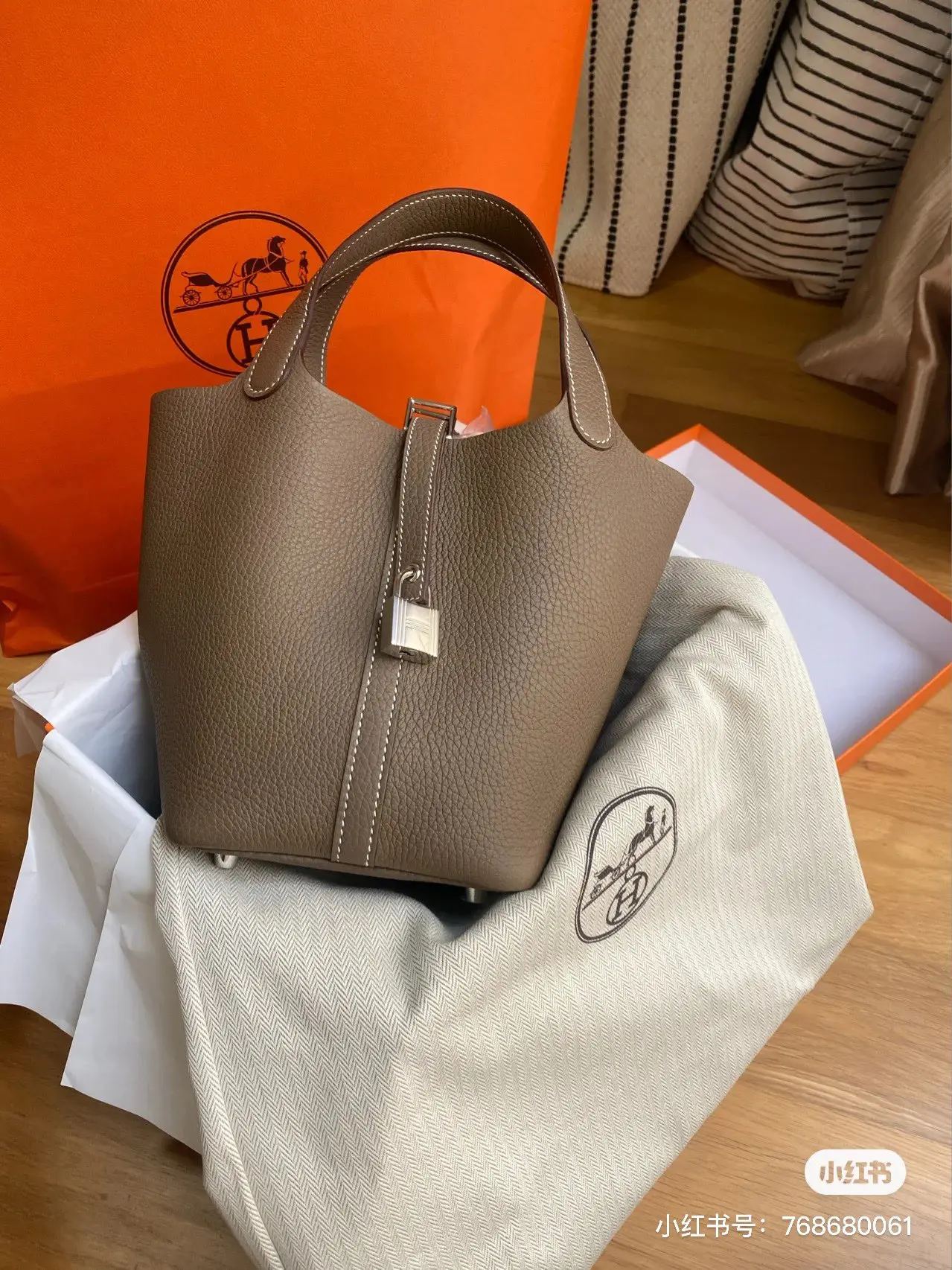 Picotin Lock 18 Tote Bag D38518270 — view 3