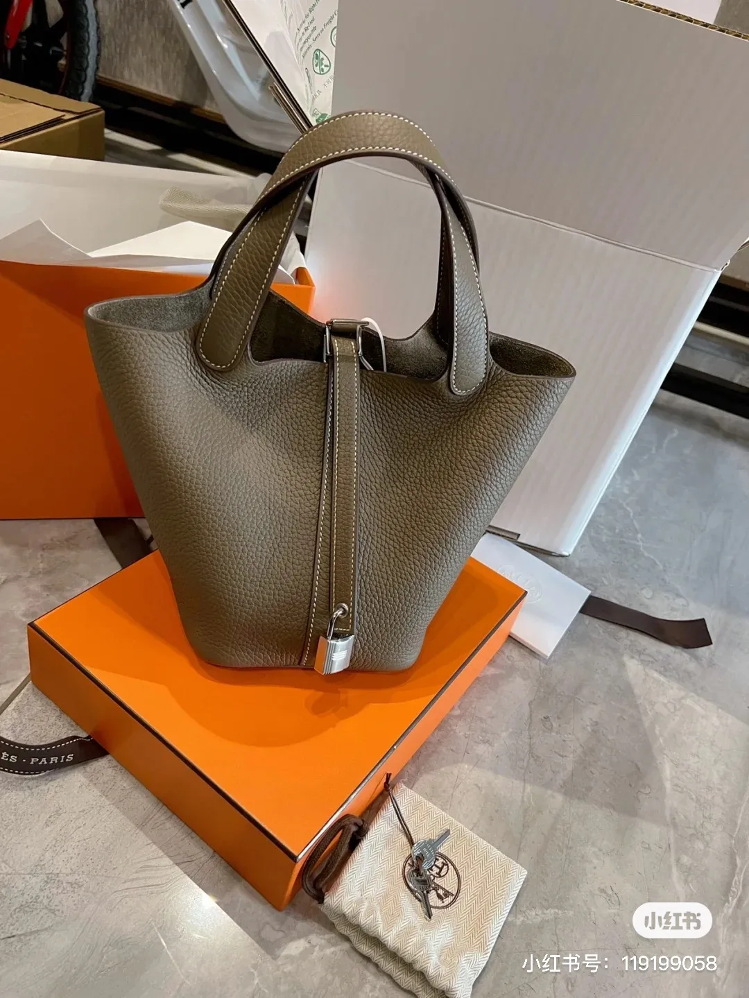Picotin Lock 18 Tote Bag D38518270 — view 6