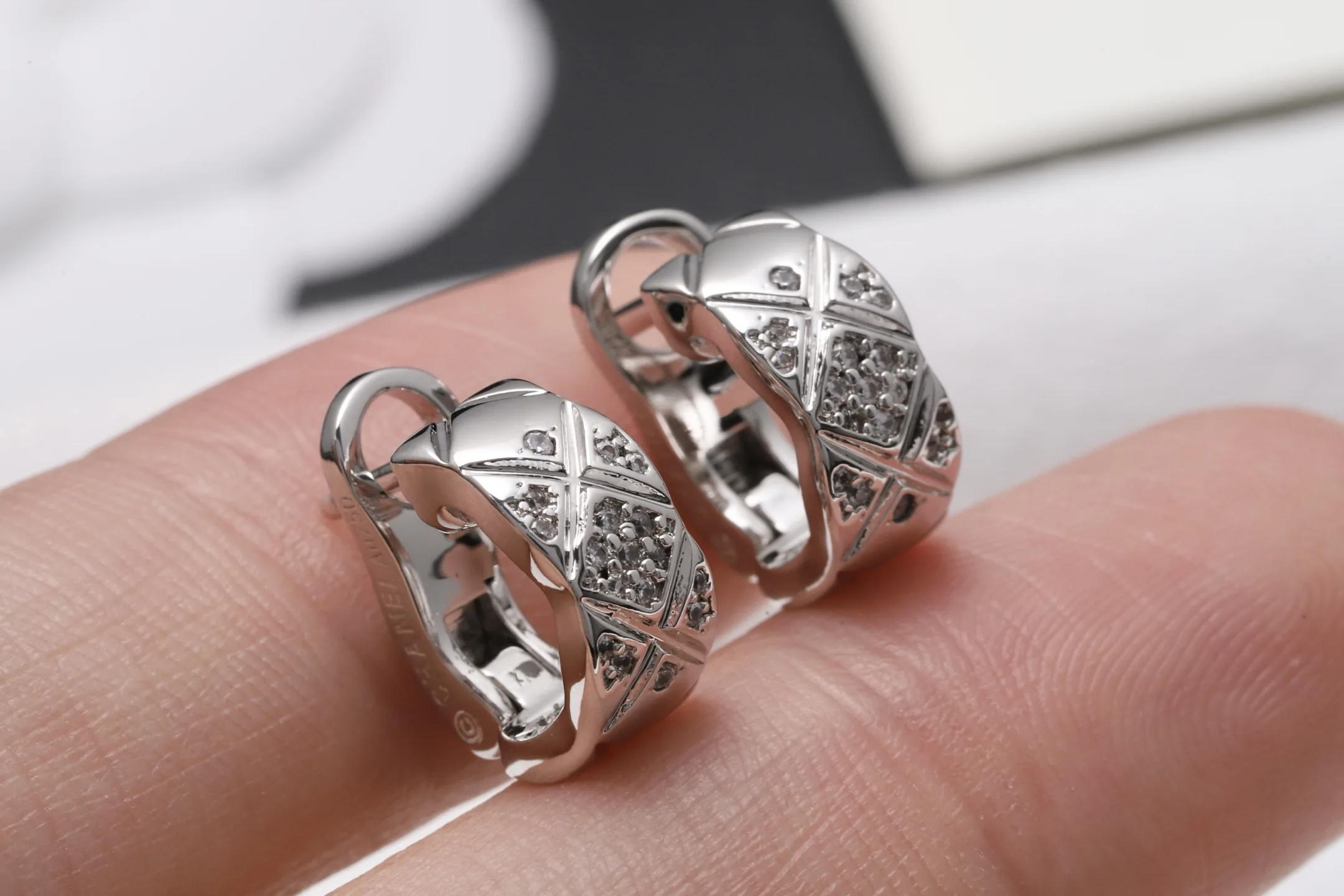 Quilted Zirconia C-Shape Hoop Earrings D14516802 — view 4