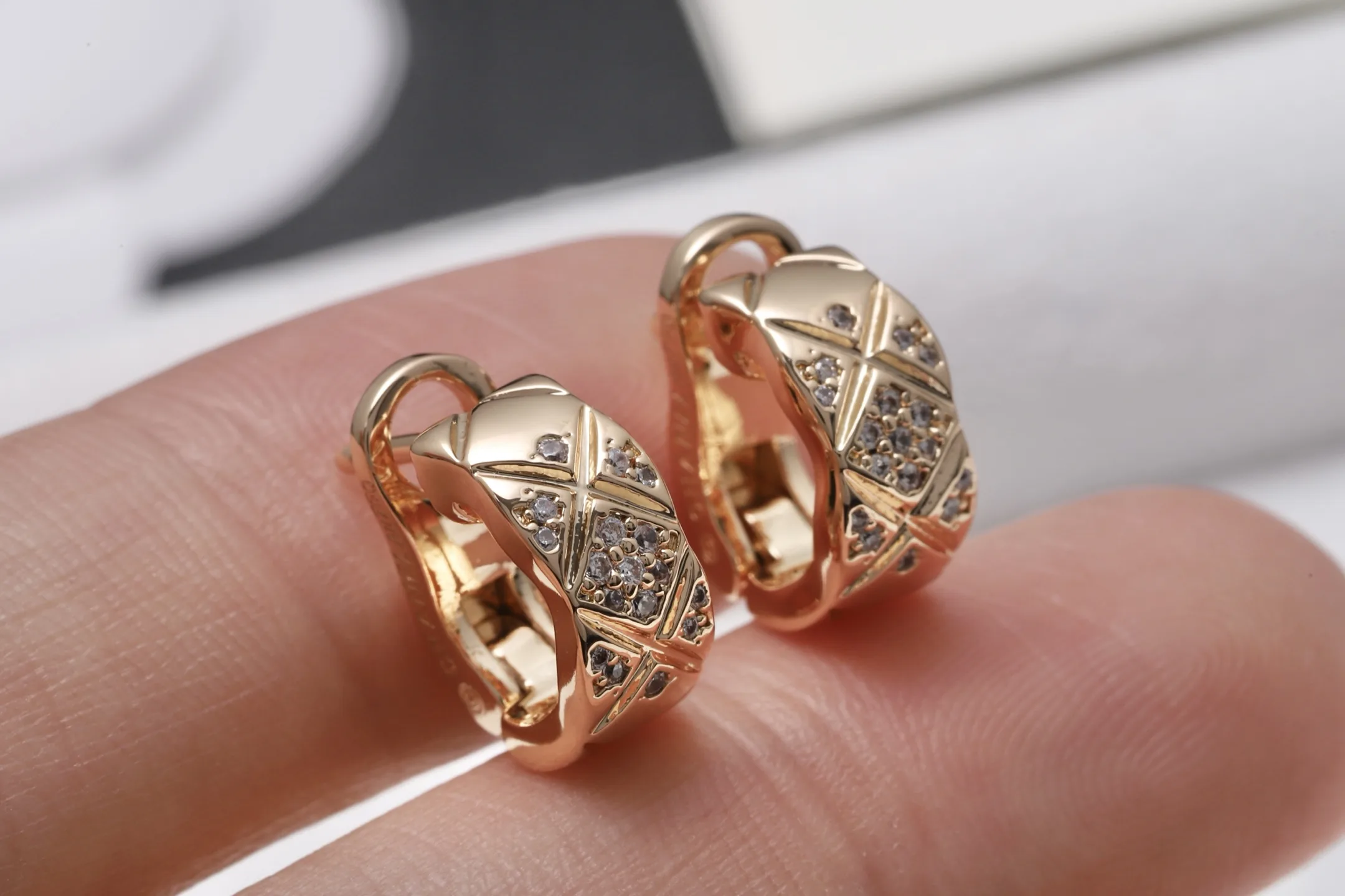 Quilted Zirconia C-Shape Hoop Earrings D14516802 — view 5