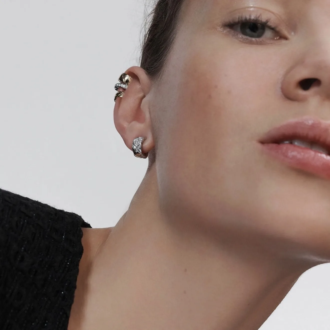 Quilted Zirconia C-Shape Hoop Earrings D14516802 — view 12