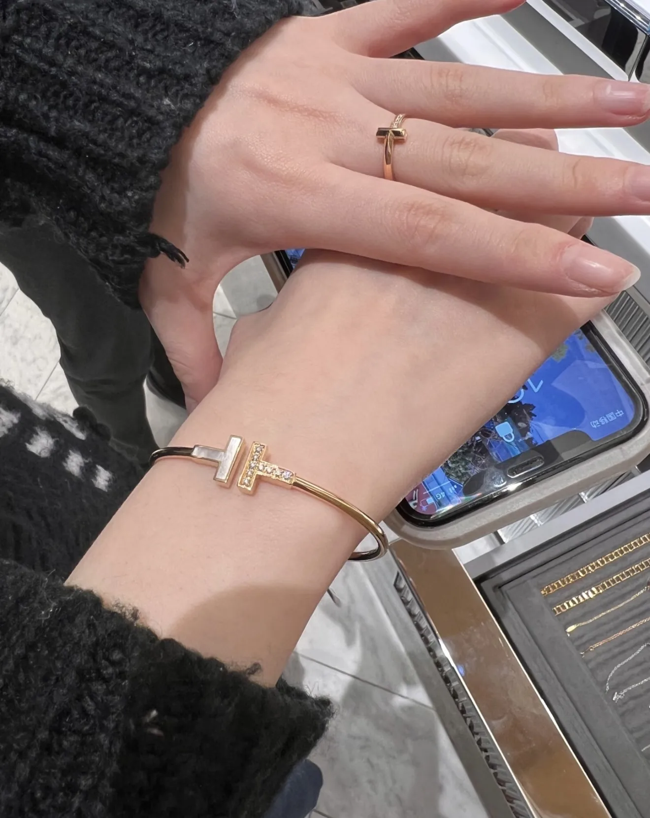 T Wire Bangle with Mother-of-Pearl and Diamonds D30016665 — view 8