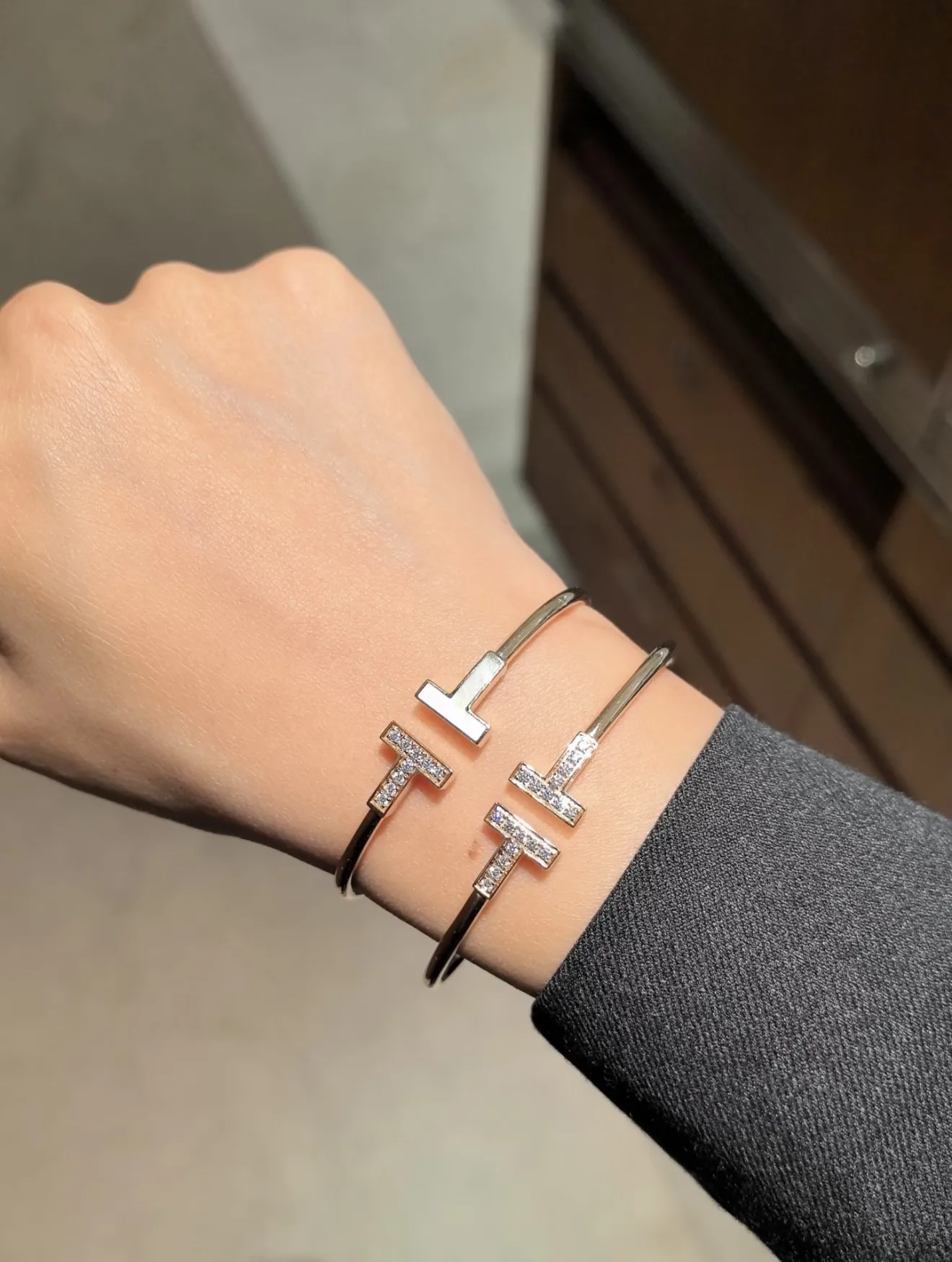 T Wire Bangle with Mother-of-Pearl and Diamonds D30016665 — view 9