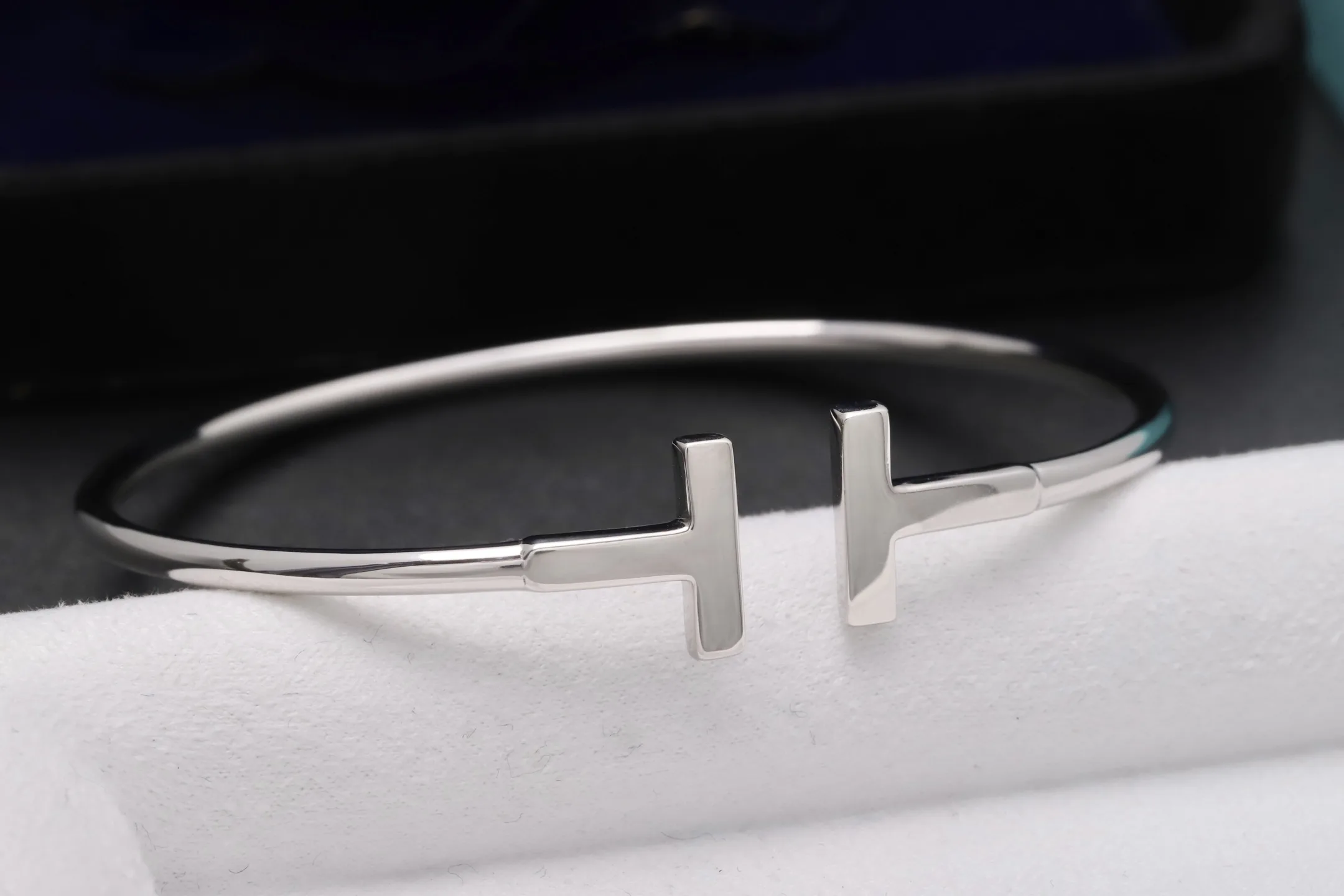 T Wire Bangle (Sterling Silver) D29016668 — view 4