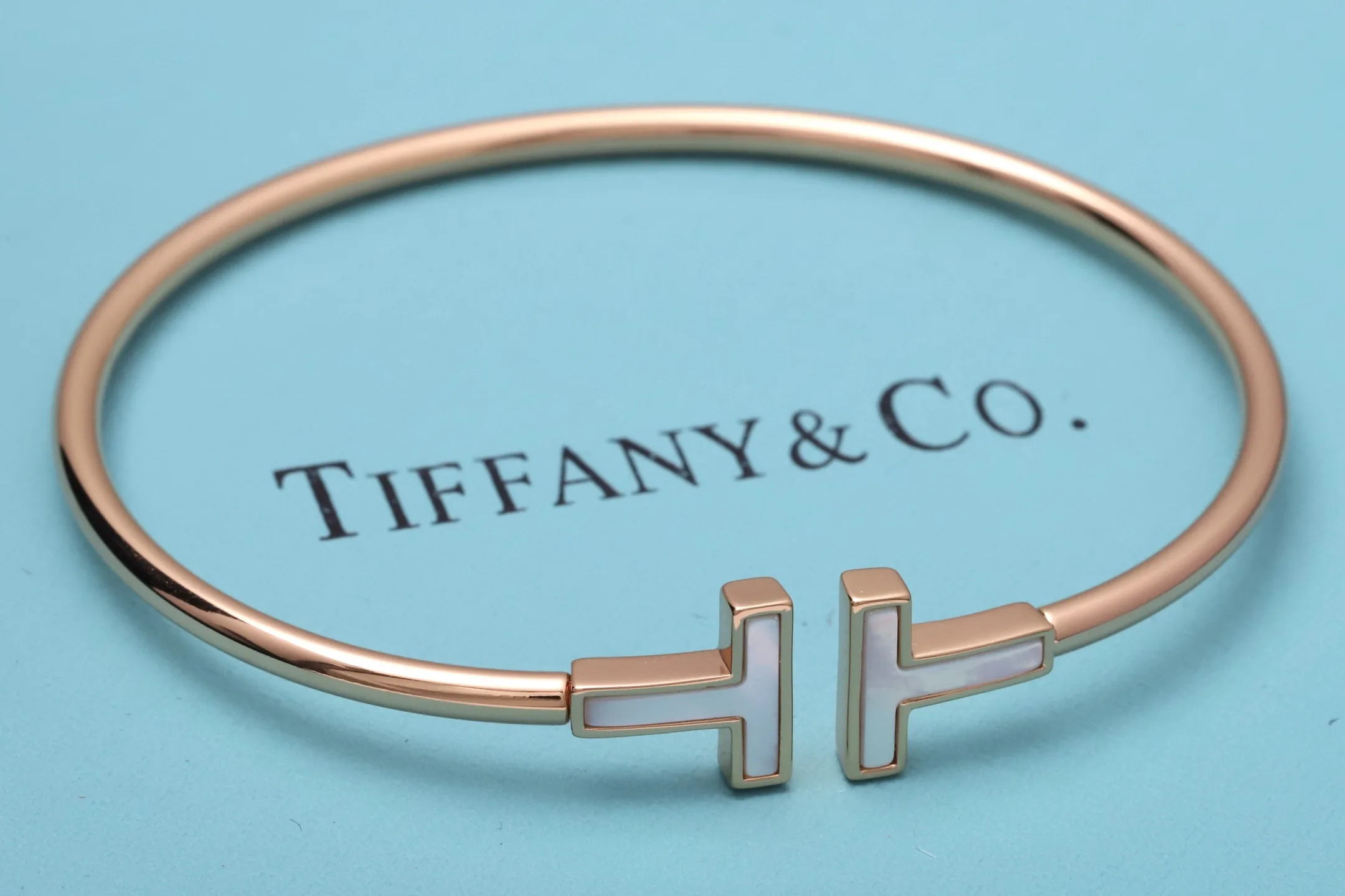 T Wire Bangle with Mother-of-Pearl (Rose Gold-Plated Silver) D30016664 — view 3