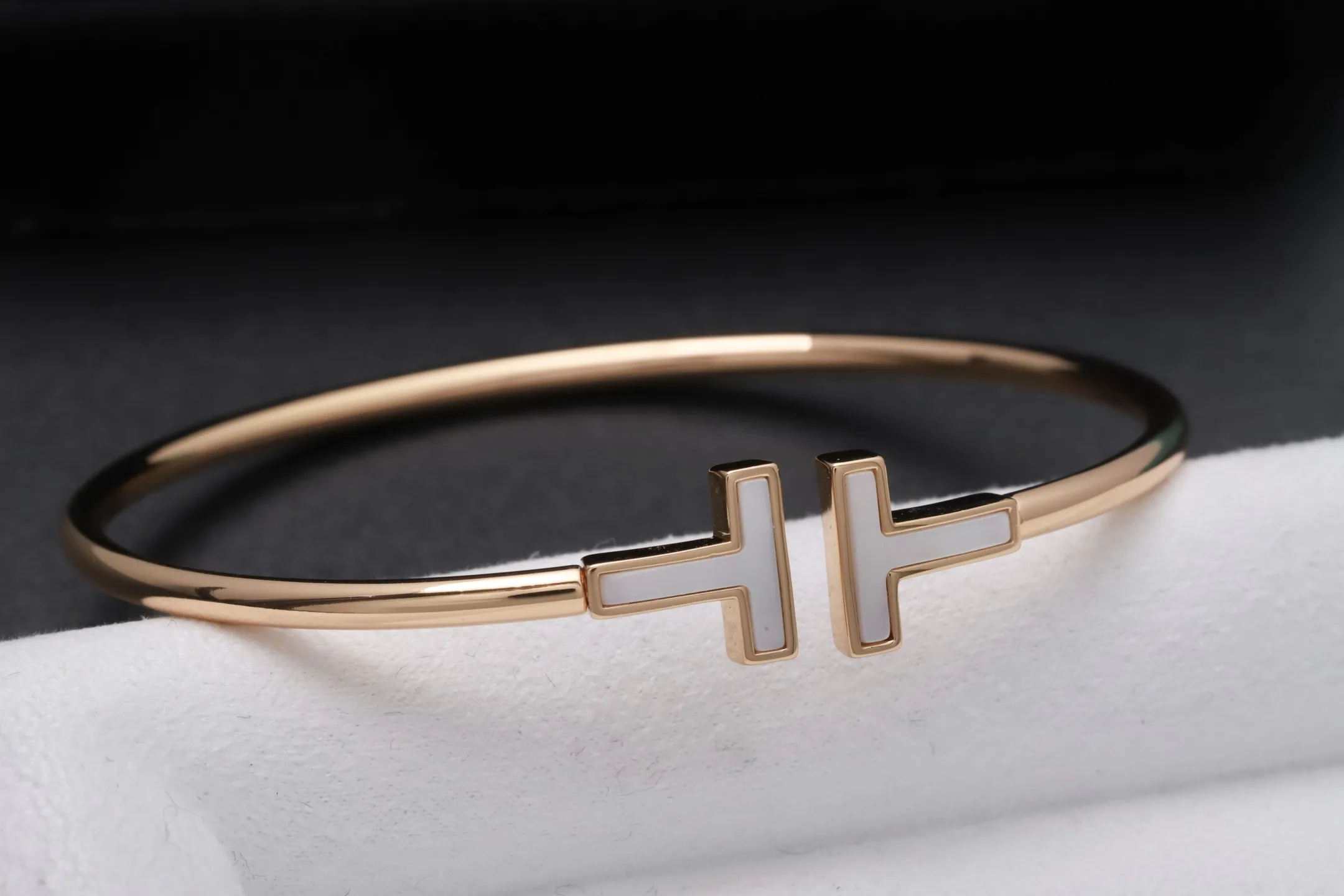 T Wire Bangle with Mother-of-Pearl (Rose Gold-Plated Silver) D30016664 — view 4