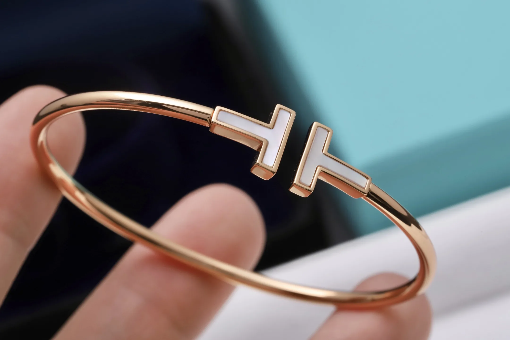 T Wire Bangle with Mother-of-Pearl (Rose Gold-Plated Silver) D30016664 — view 5