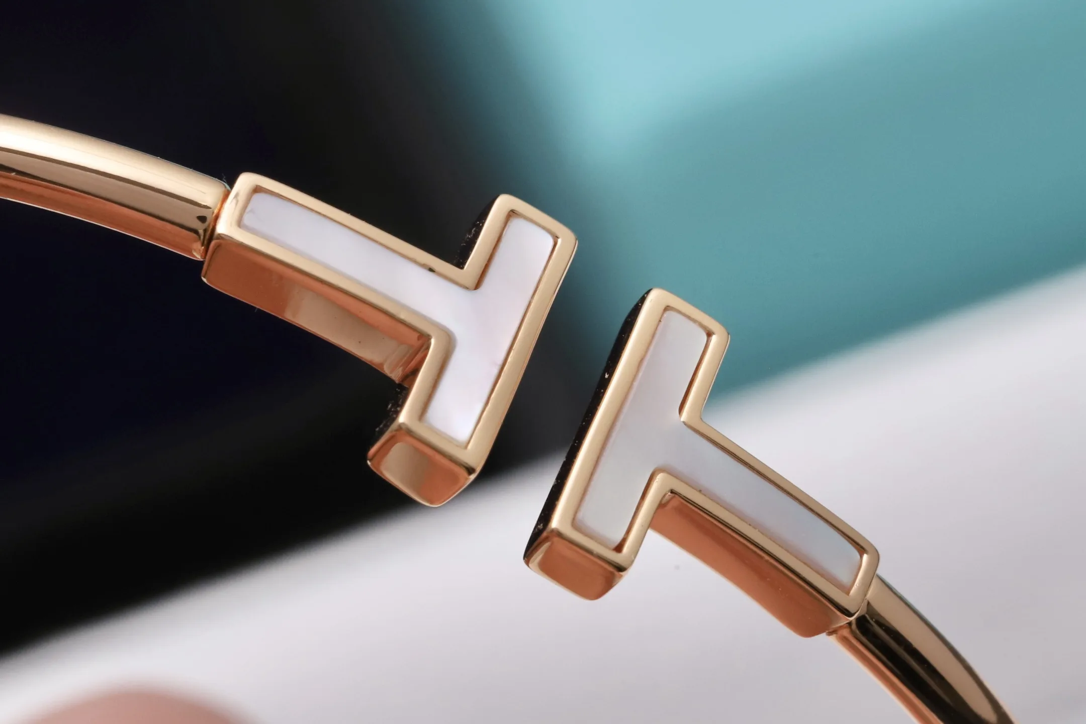 T Wire Bangle with Mother-of-Pearl (Rose Gold-Plated Silver) D30016664 — view 6