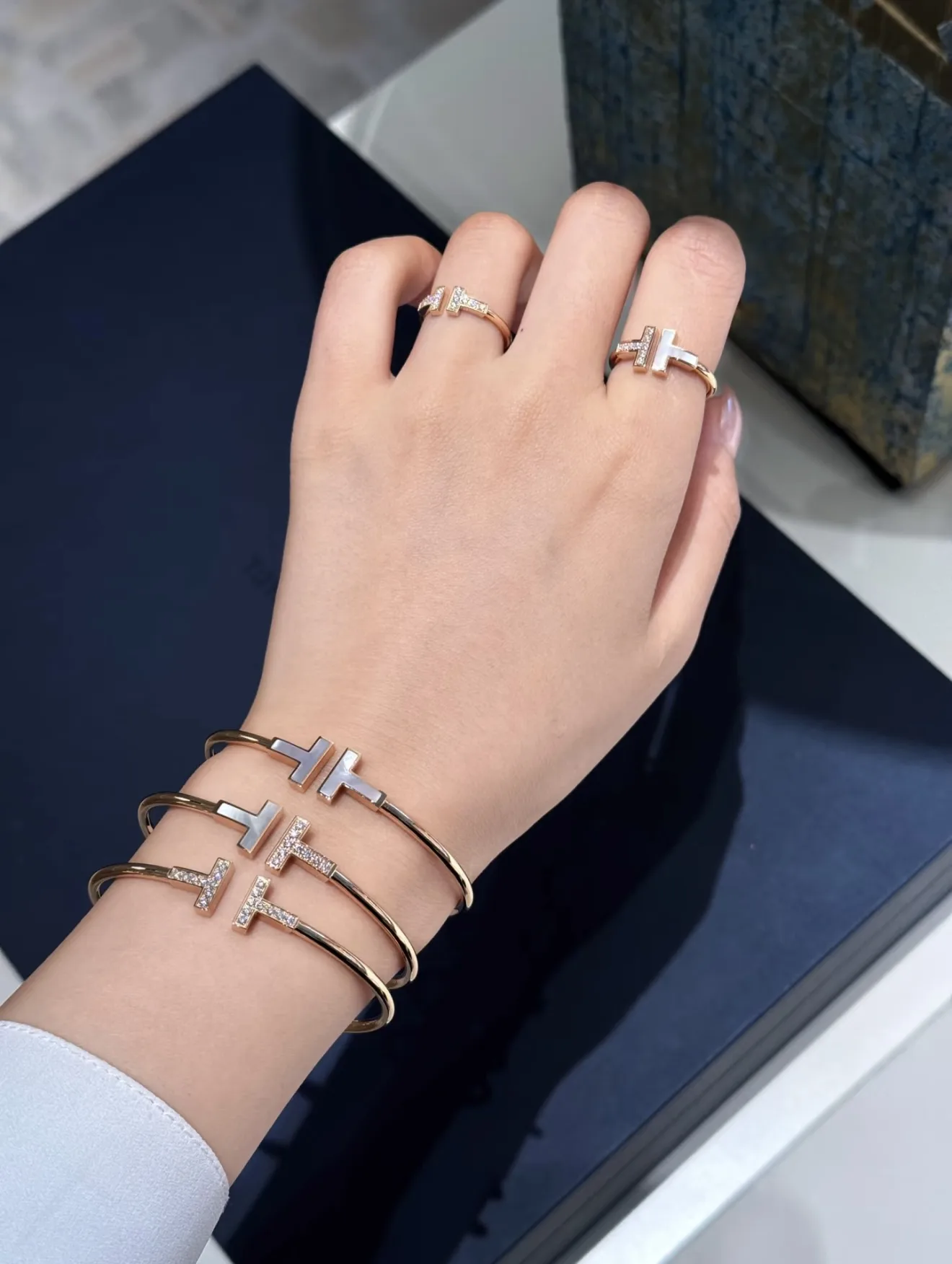 T Wire Bangle with Mother-of-Pearl (Rose Gold-Plated Silver) D30016664 — view 8