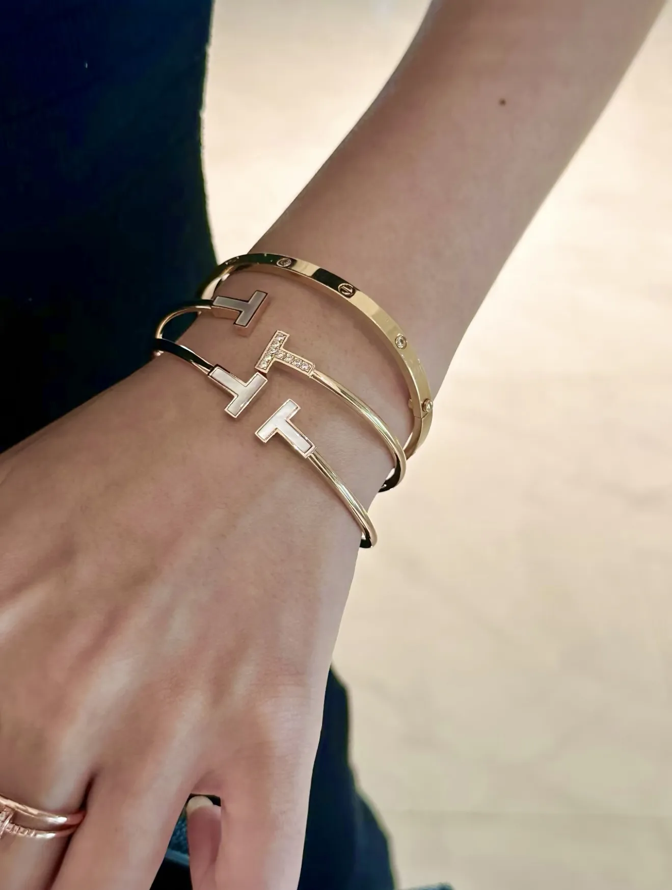 T Wire Bangle with Mother-of-Pearl (Rose Gold-Plated Silver) D30016664 — view 9