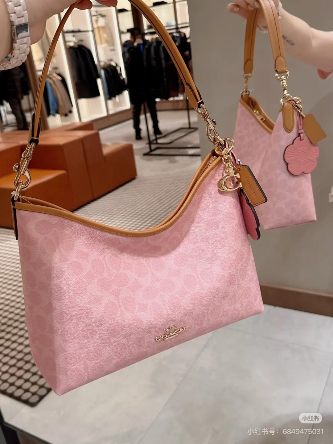 Coach Signature Hobo Bag D35518001 — view 4